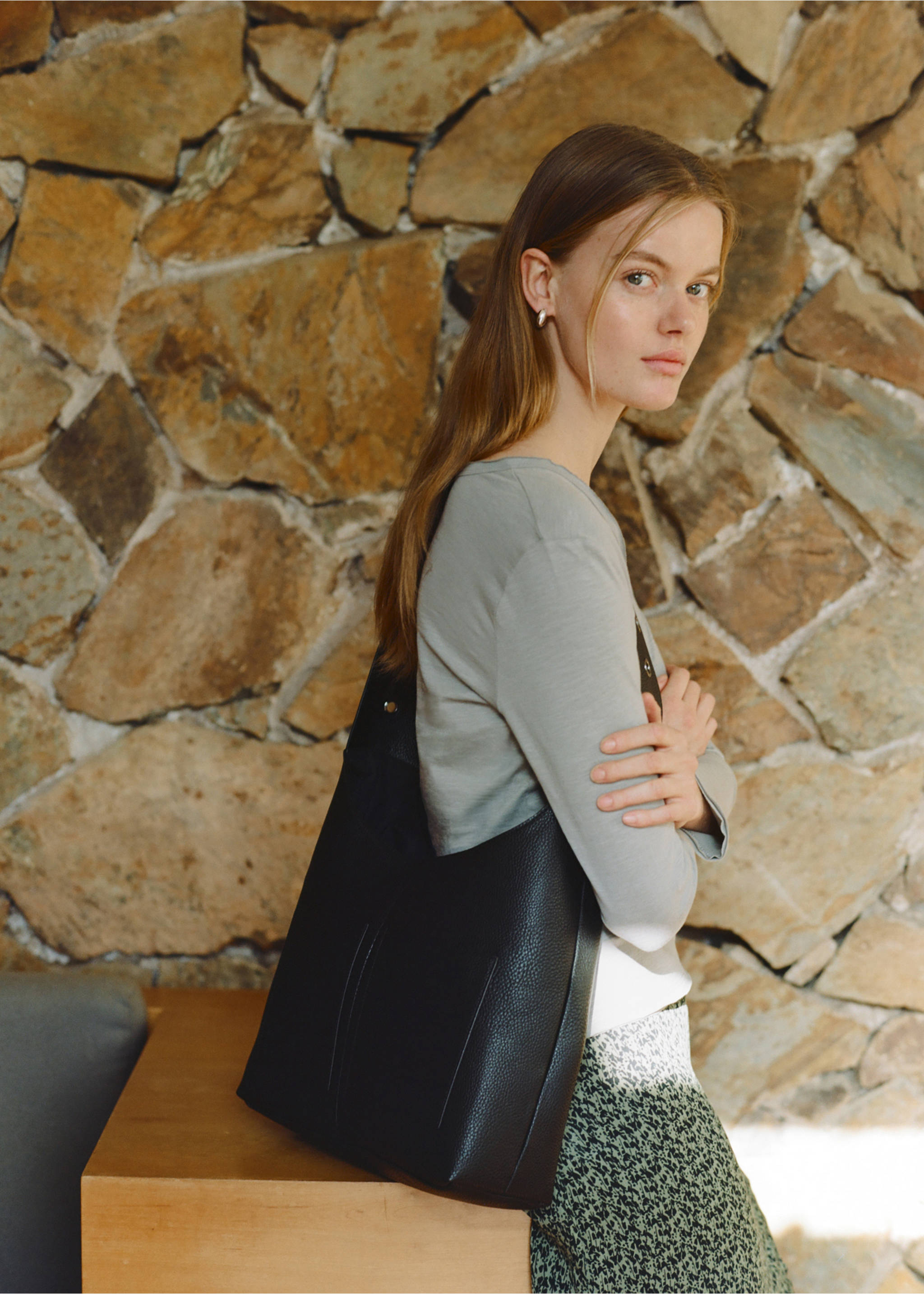 Henkeltasche mit Nieten - Detail des Artikels 5, Schwarz. Ref: 87051519-00.