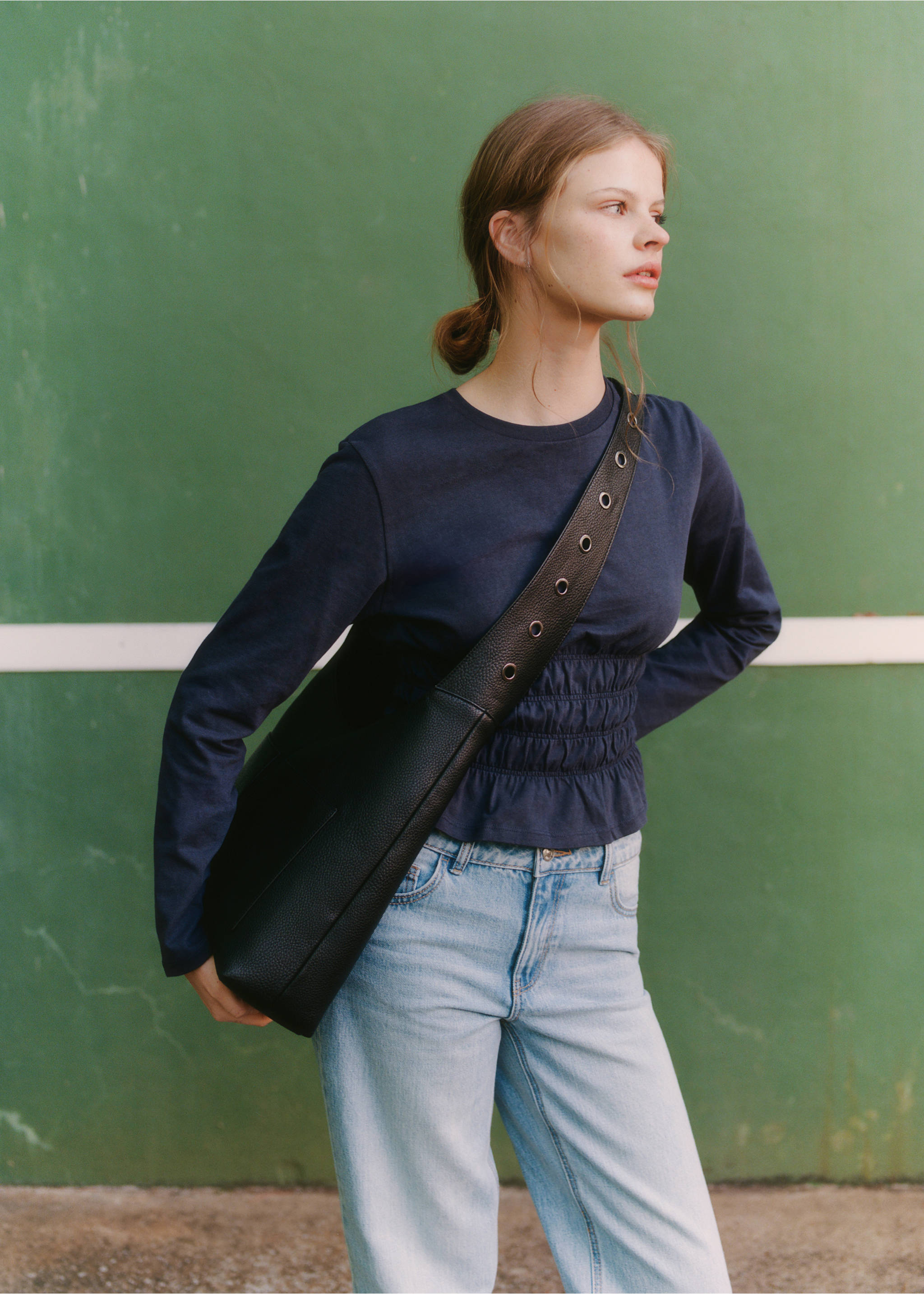 Henkeltasche mit Nieten - Detail des Artikels 6, Schwarz. Ref: 87051519-00.