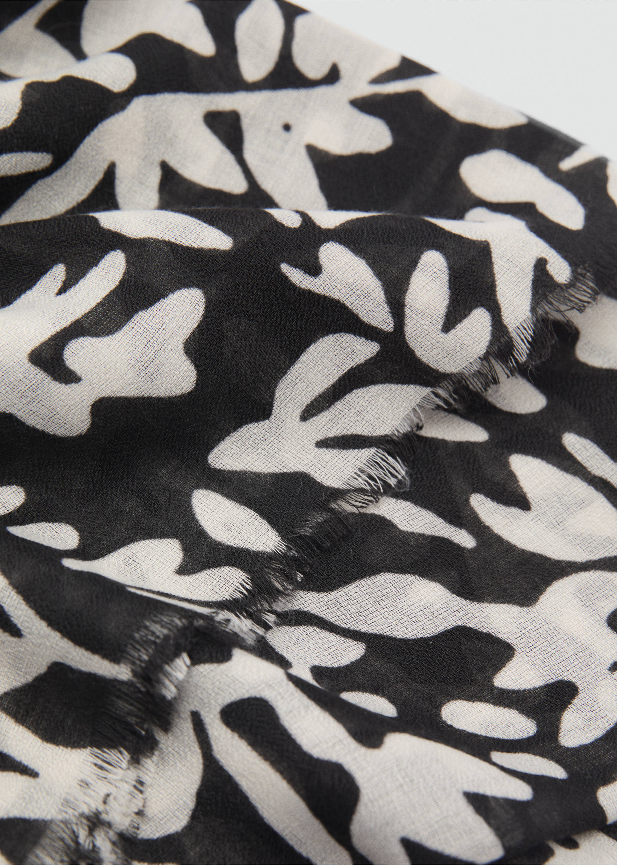 Fular estampado floral - Plano medio, Negro. Ref: 87052534-00.