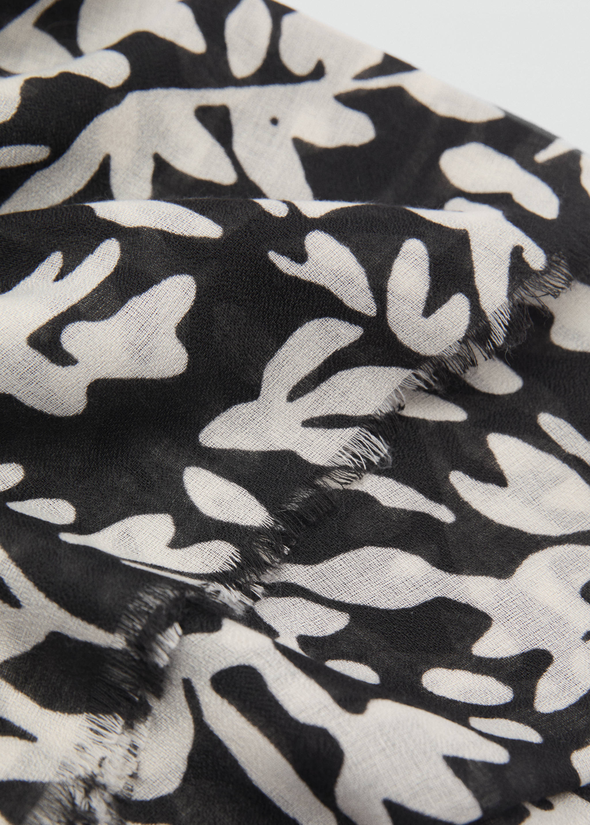 Fular estampado floral - Plano medio