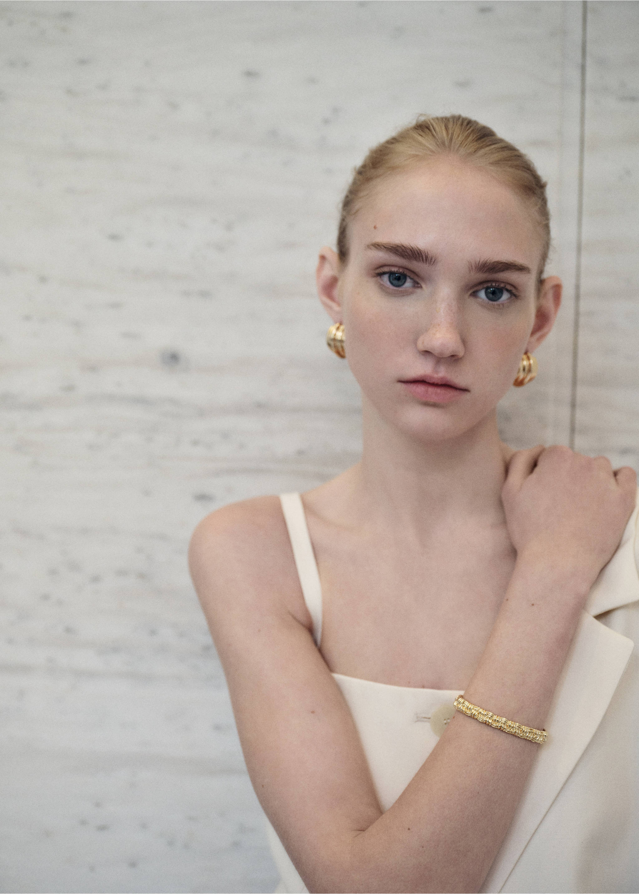 Stelt sammanflätat halsband - Allmän bild, Guld. Ref: 87052543-00.