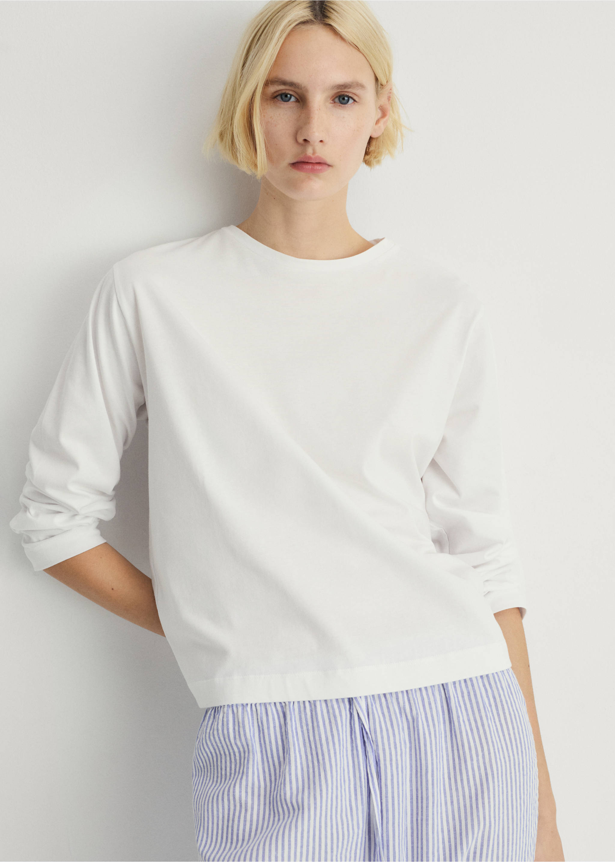 Pijama din două piese cu dungi seersucker - Plan mediu, Albastru porțelan. Ref: 87052889-00.