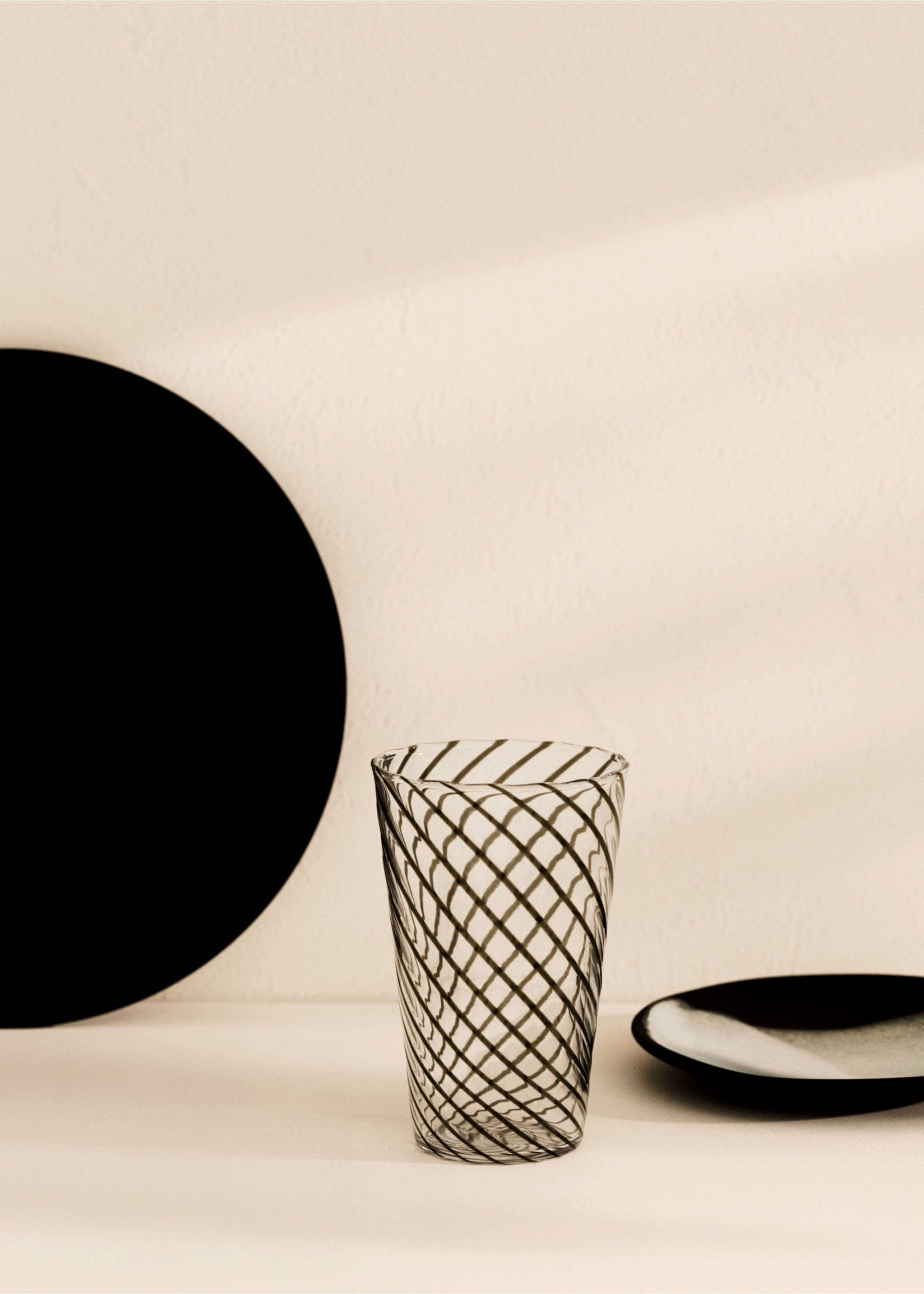 Medium borosilicate glass with coloured spiral - General plane, Black. Ref: 87052928-00.