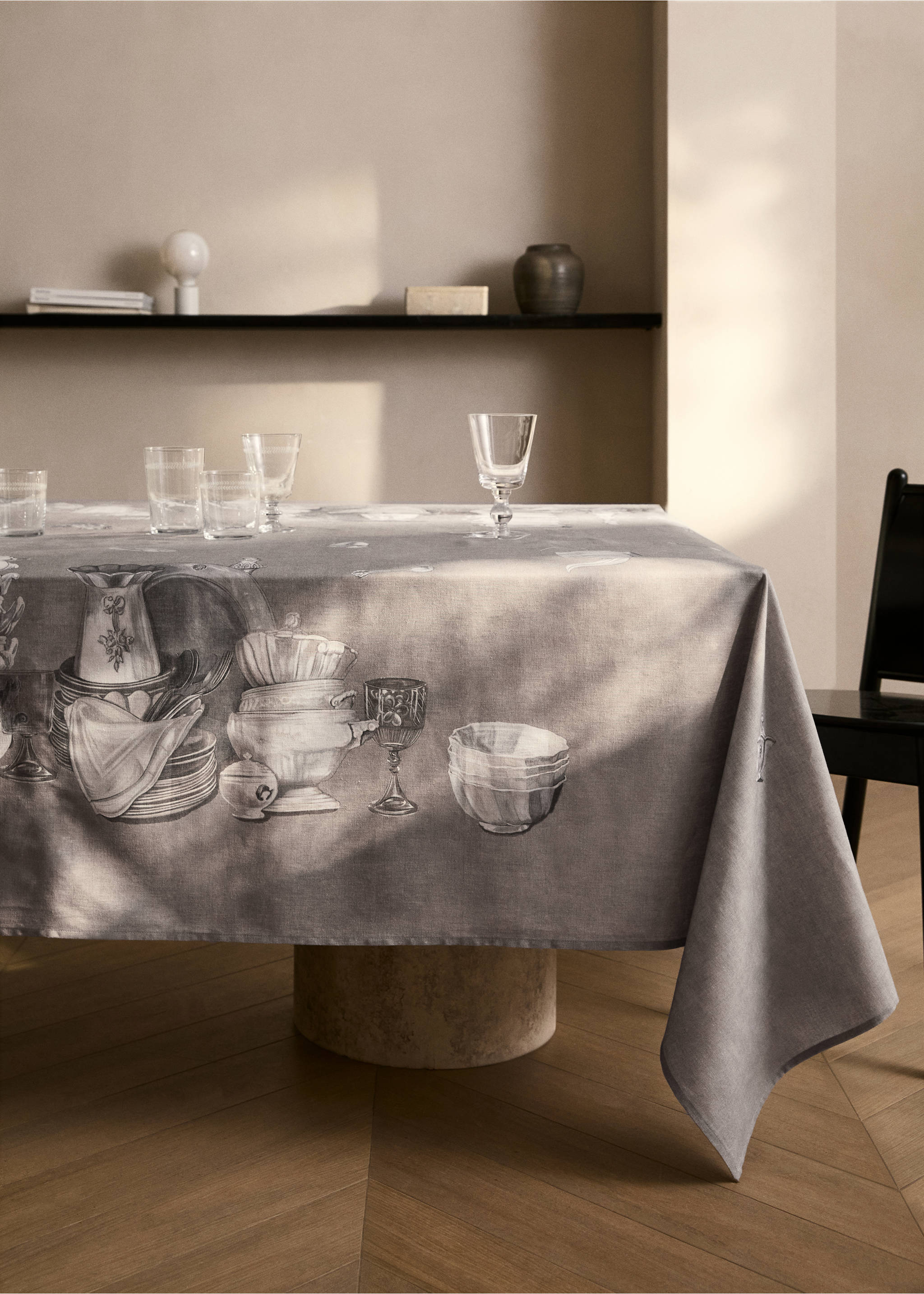 Cotton-linen tablecloth with tableware print for 6 to 8 diners - General plane, Light/Pastel Grey. Ref: 87052942-00.
