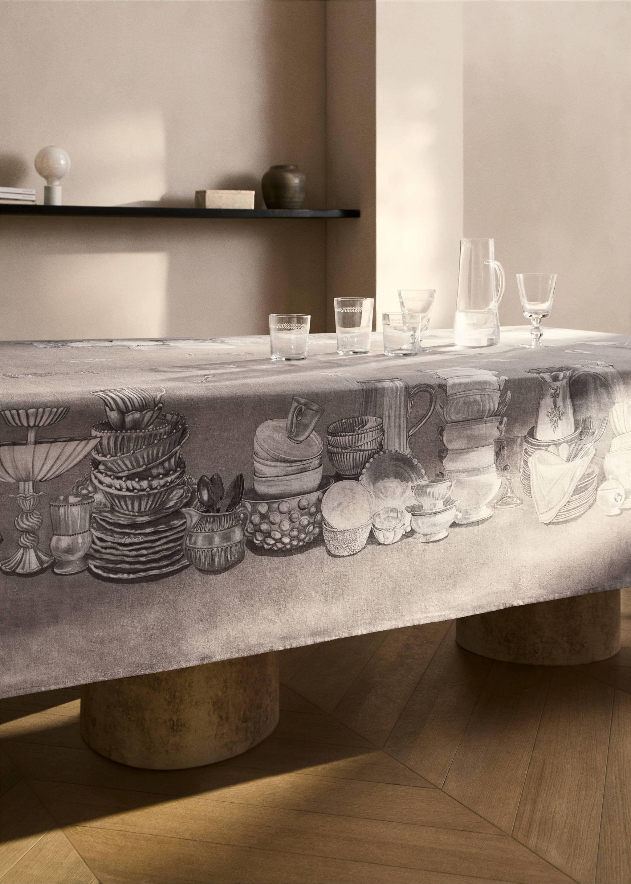 Cotton-linen tablecloth with tableware print for 6 to 8 diners - Details of the article 7, Light/Pastel Grey. Ref: 87052942-00.
