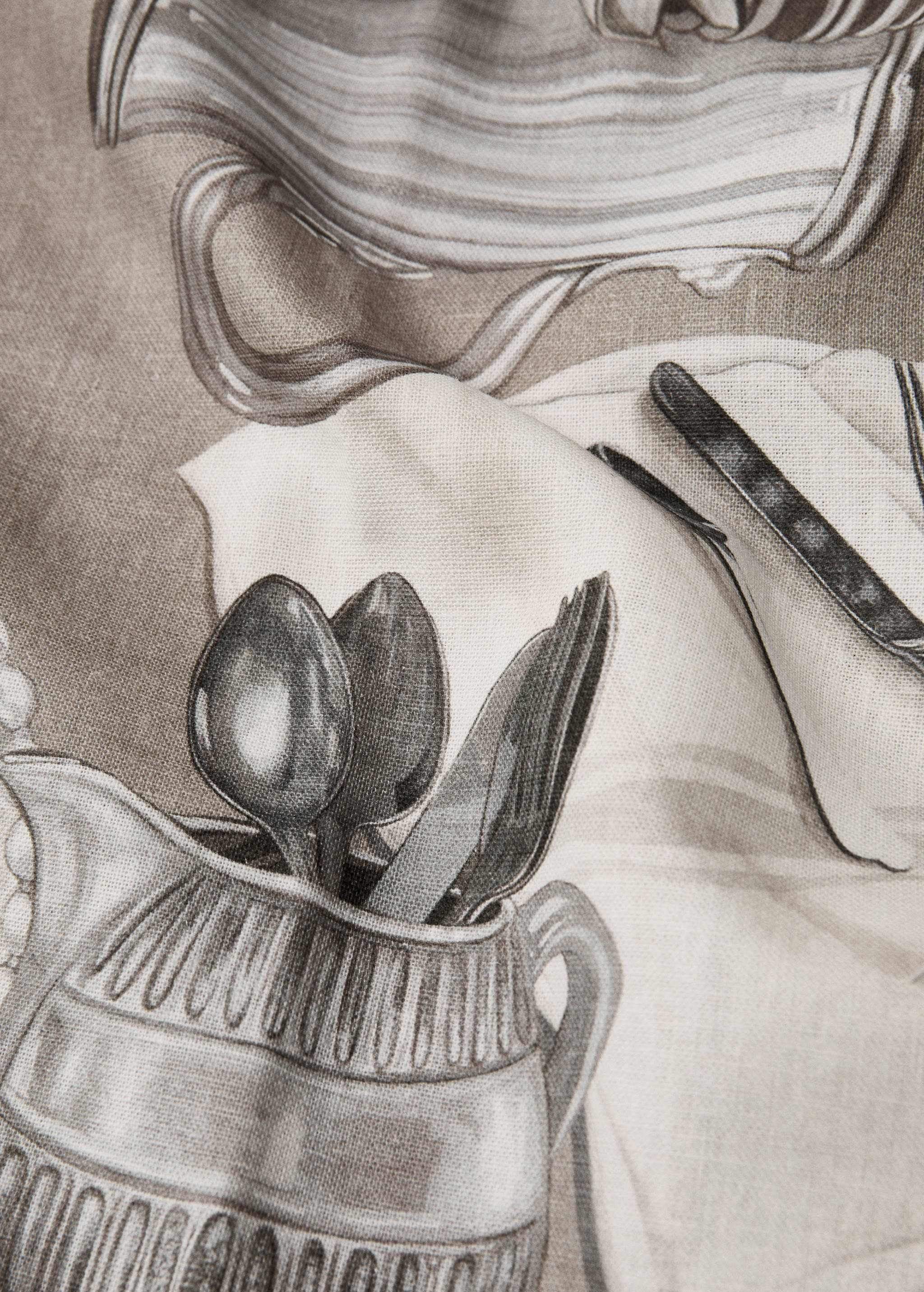 Cotton-linen tablecloth with tableware print for 6 to 8 diners - Details of the article 2