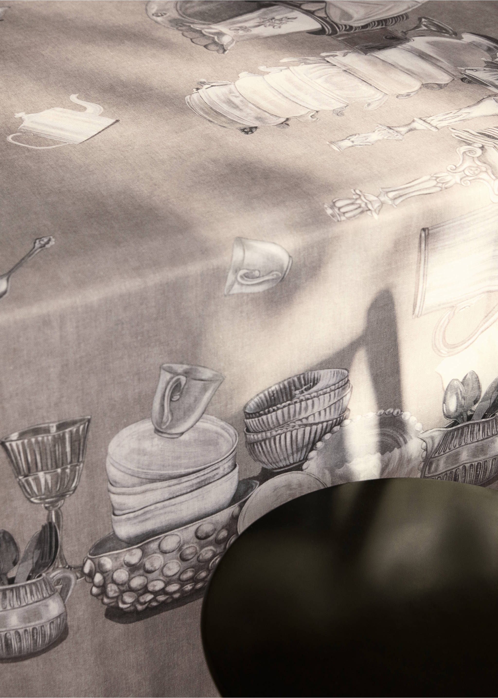 Cotton-linen tablecloth with tableware print for 6 to 8 diners - Details of the article 5, Light/Pastel Grey. Ref: 87052942-00.