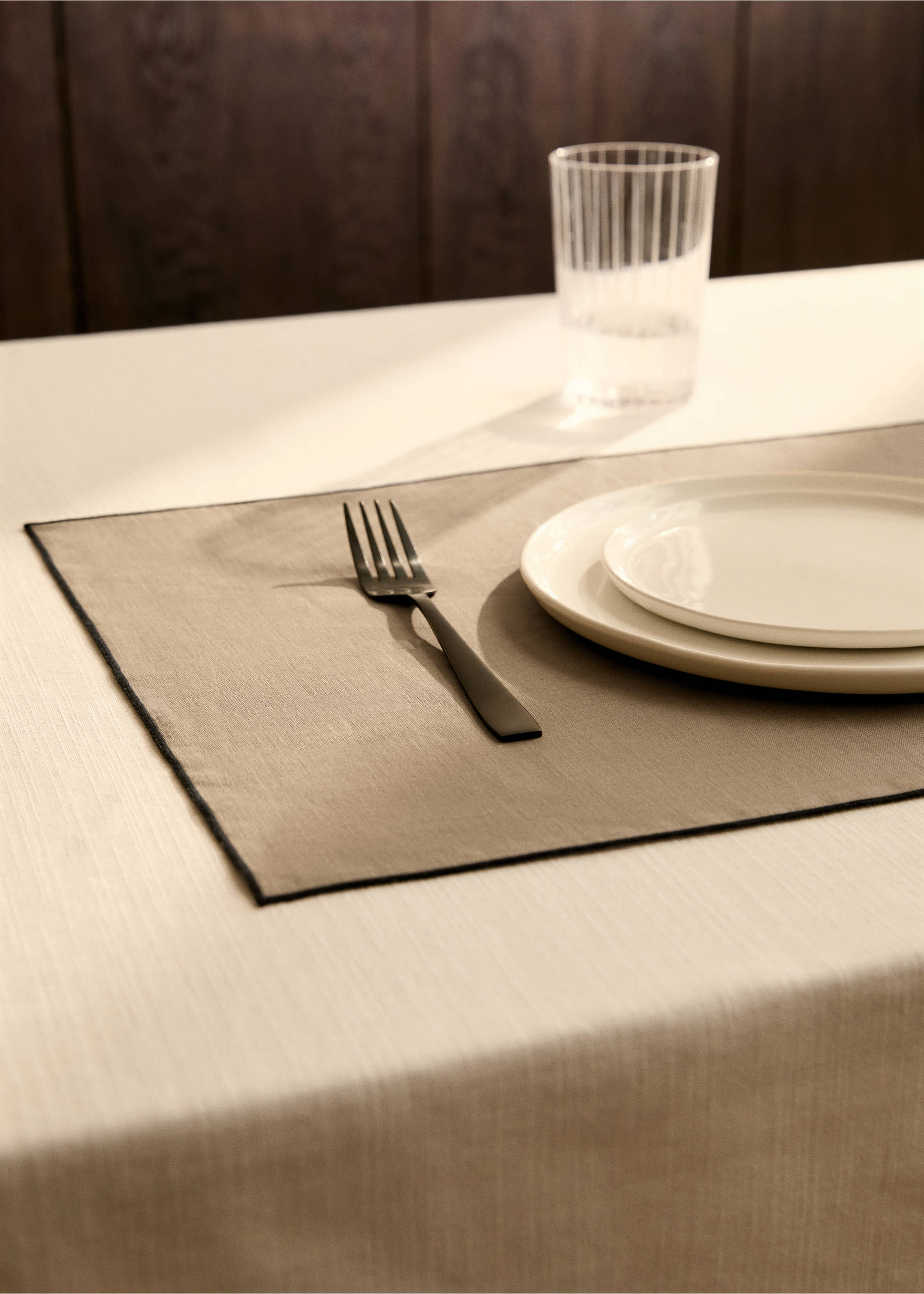 Lněné prostírání s žebrovaným zdobením - Celkový náhled, Světlá/pastelově hnědá. Ref: 87052948-00.