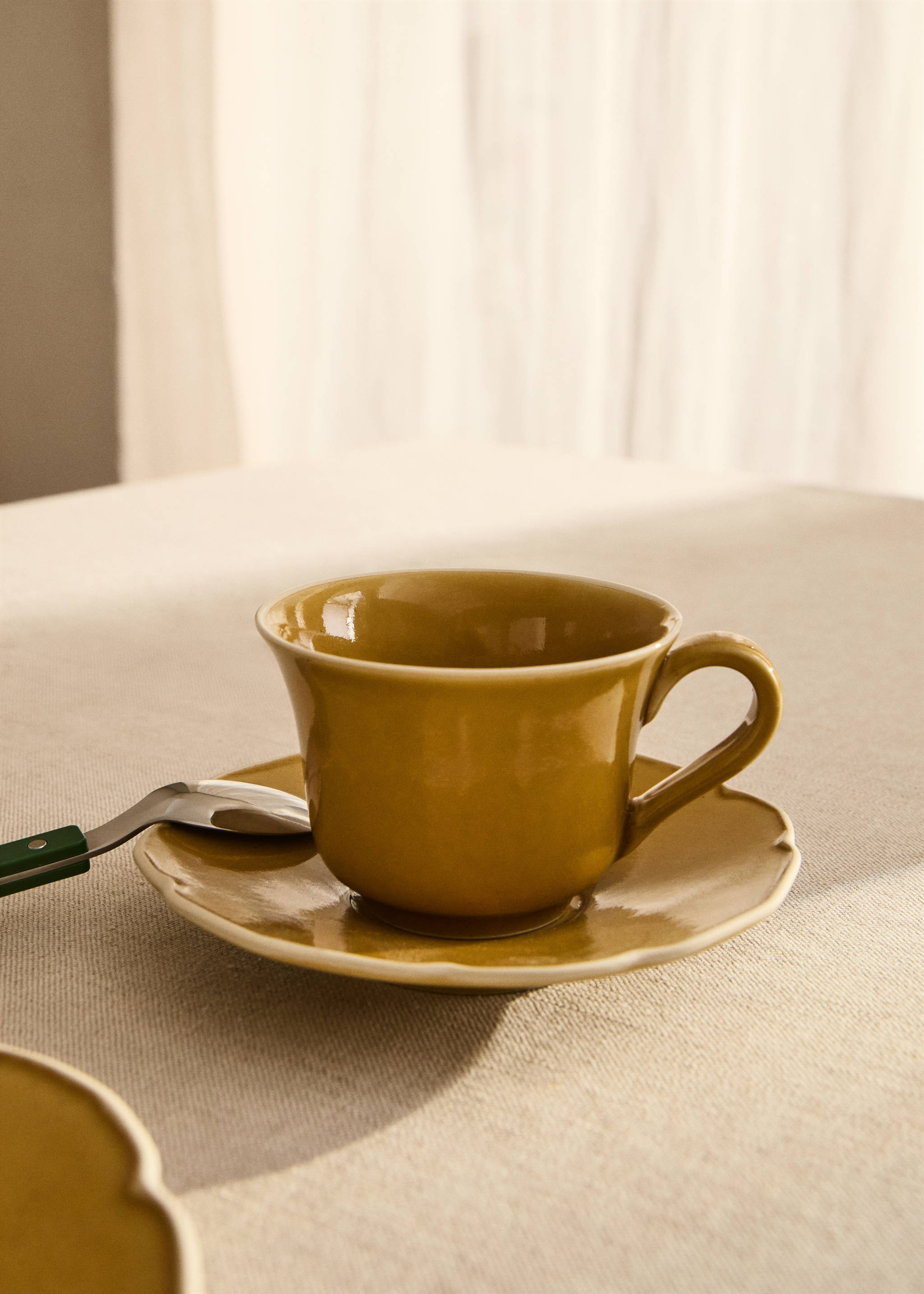 Teetasse aus Steingut mit wellenförmigem Rand - Allgemeine Ansicht