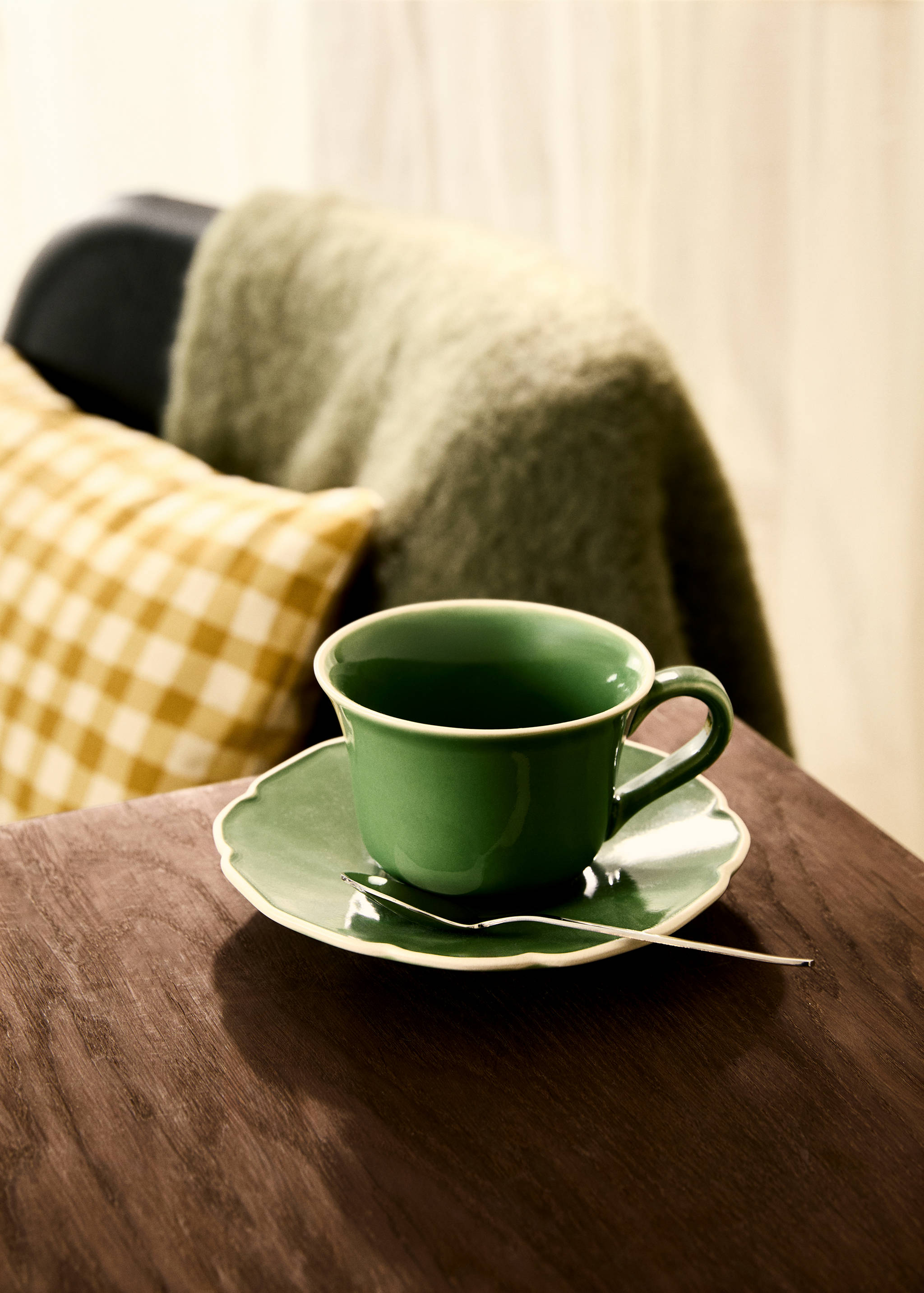 Teetasse aus Steingut mit wellenförmigem Rand - Allgemeine Ansicht