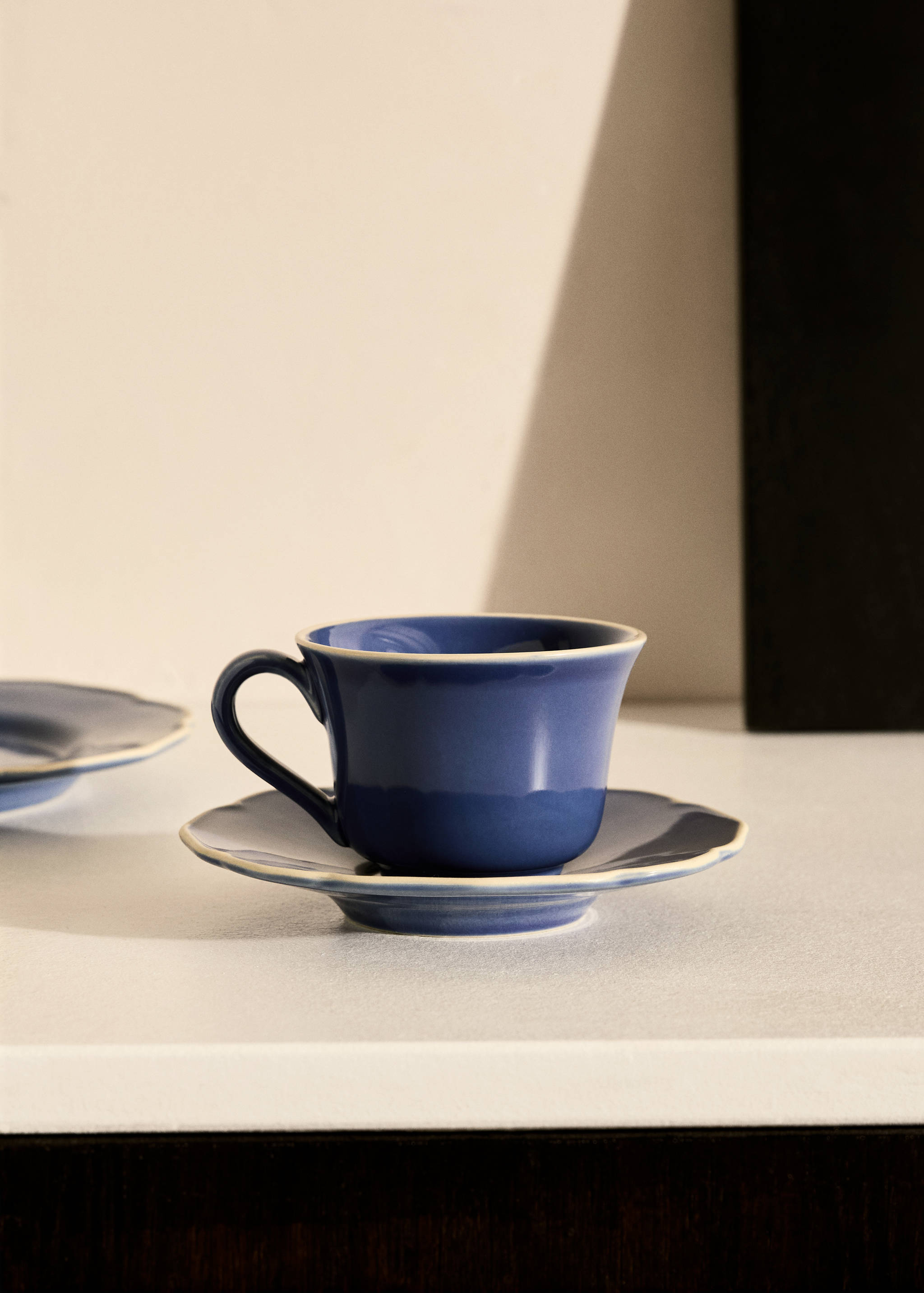 Teetasse aus Steingut mit wellenförmigem Rand - Allgemeine Ansicht