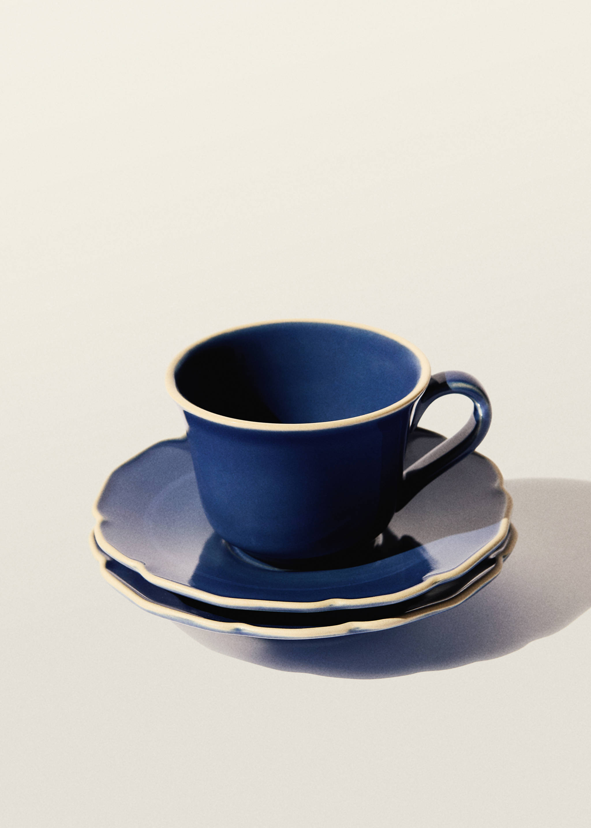 Teetasse aus Steingut mit wellenförmigem Rand - Detail des Artikels 8