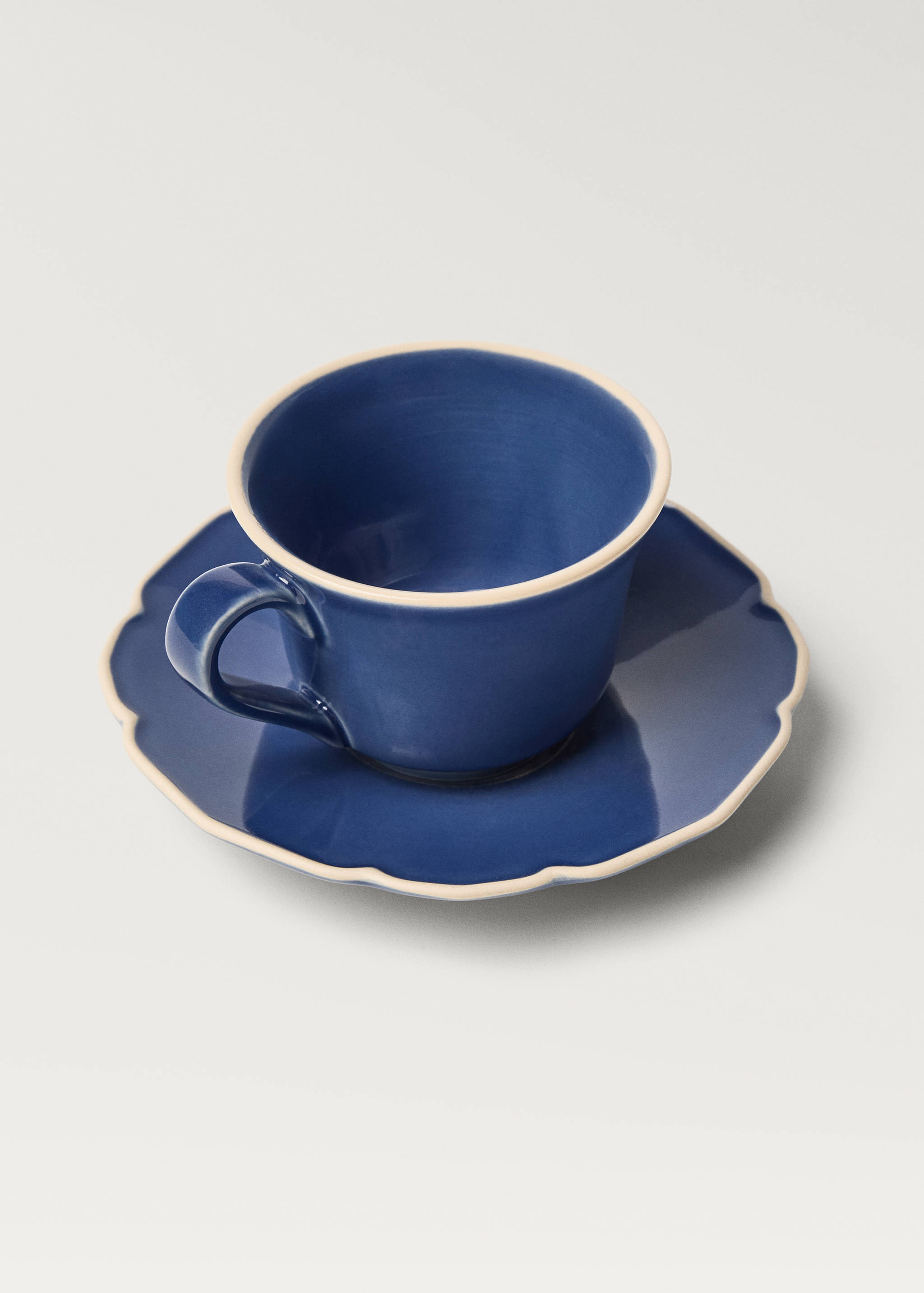 Teetasse aus Steingut mit wellenförmigem Rand - Detail des Artikels 1