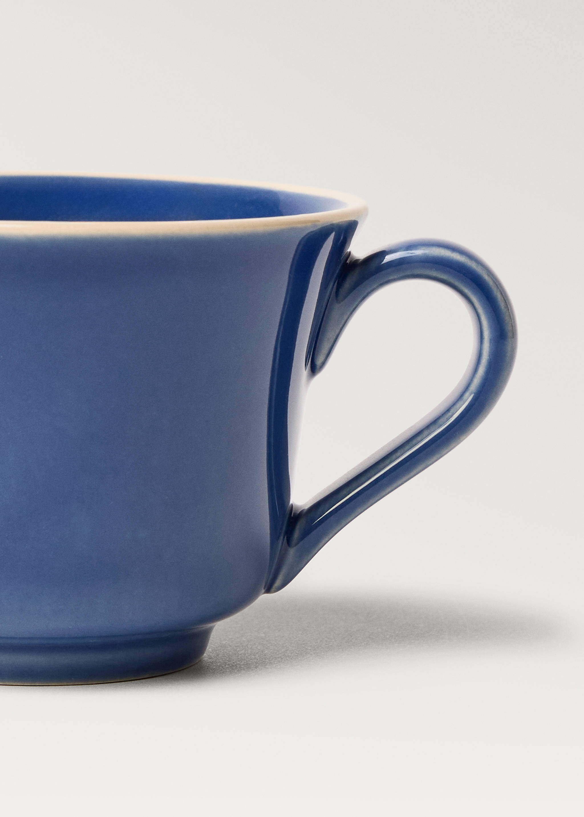 Teetasse aus Steingut mit wellenförmigem Rand - Detail des Artikels 2