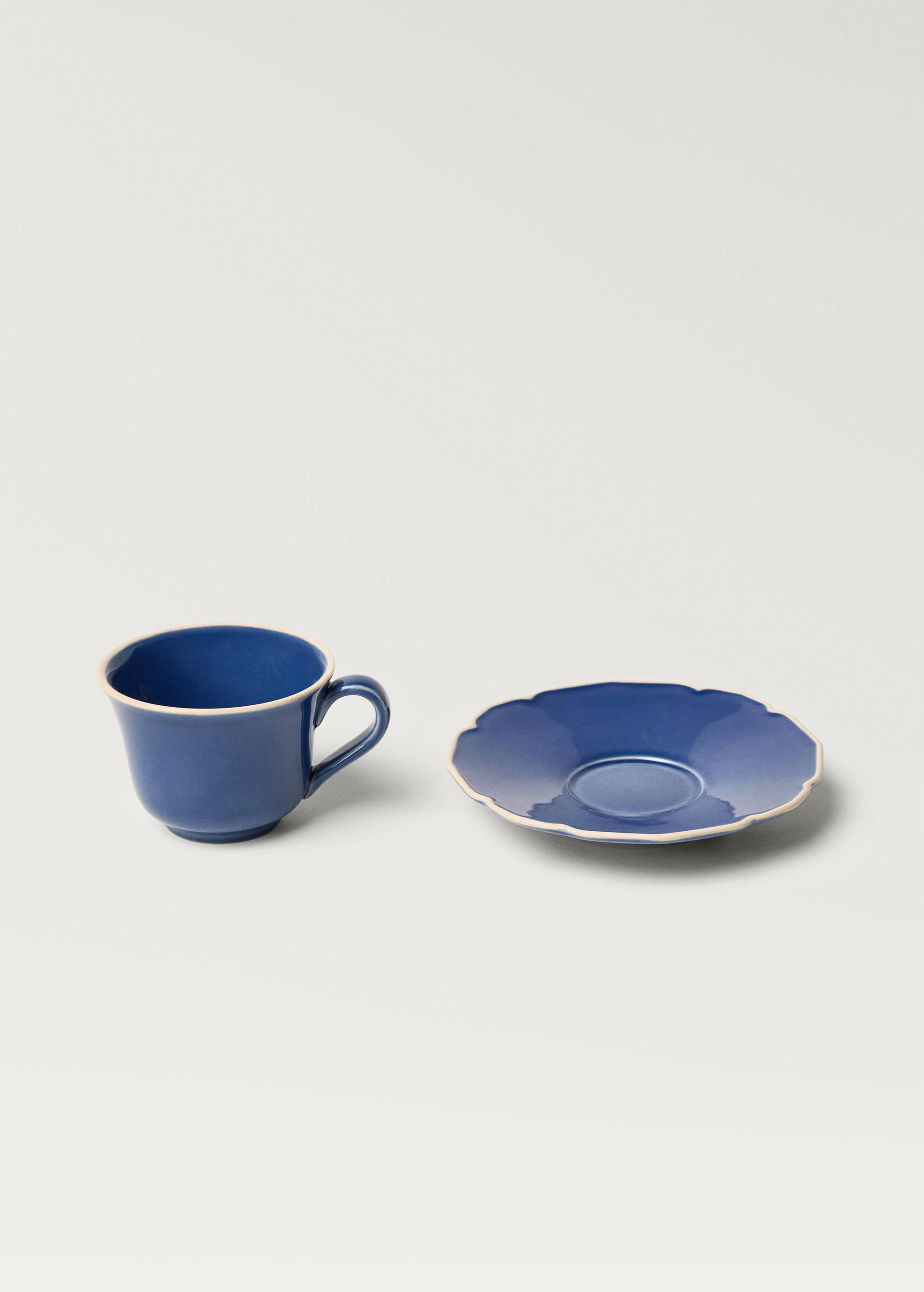 Teetasse aus Steingut mit wellenförmigem Rand - Detail des Artikels 3