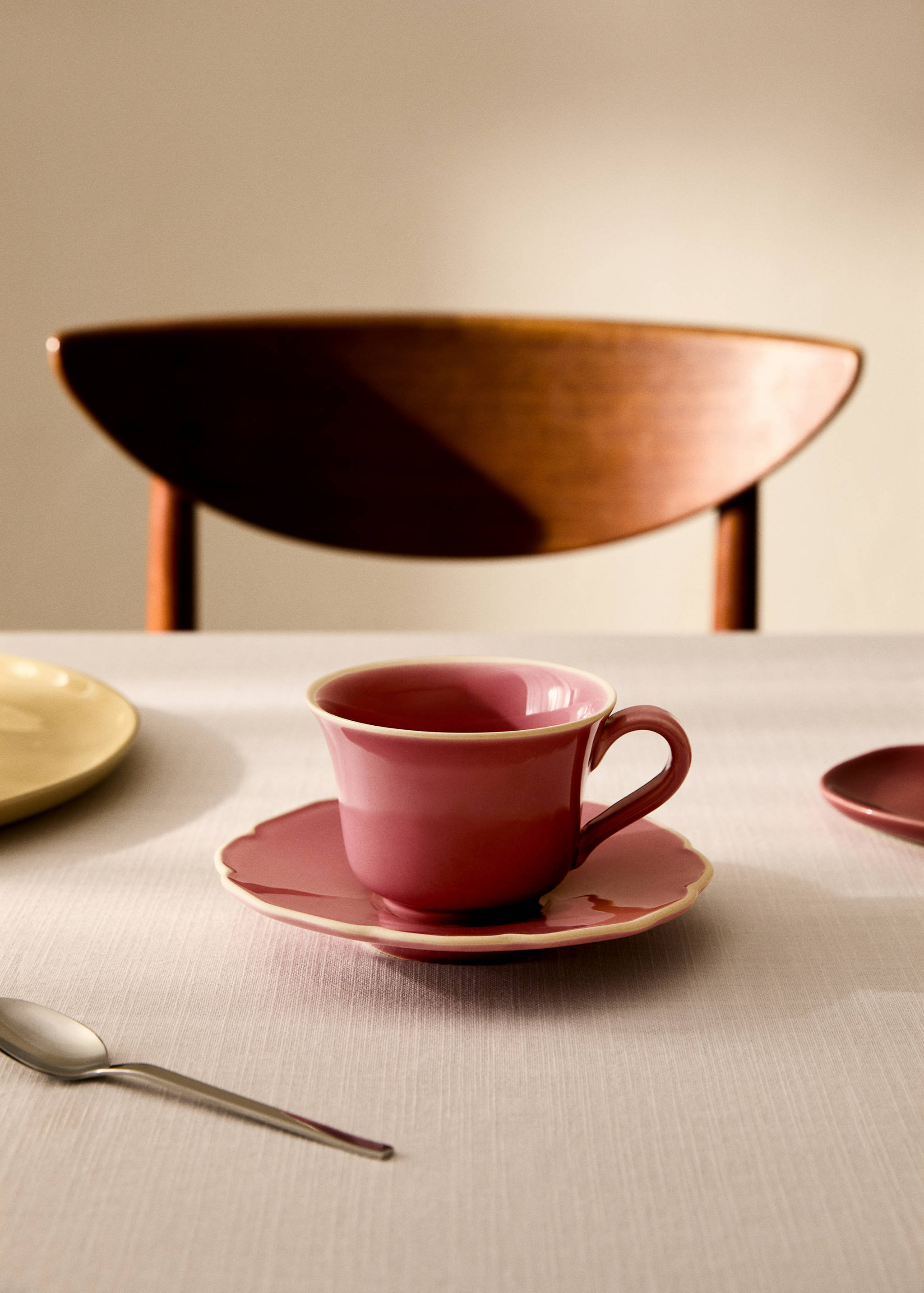 Teetasse aus Steingut mit wellenförmigem Rand - Allgemeine Ansicht