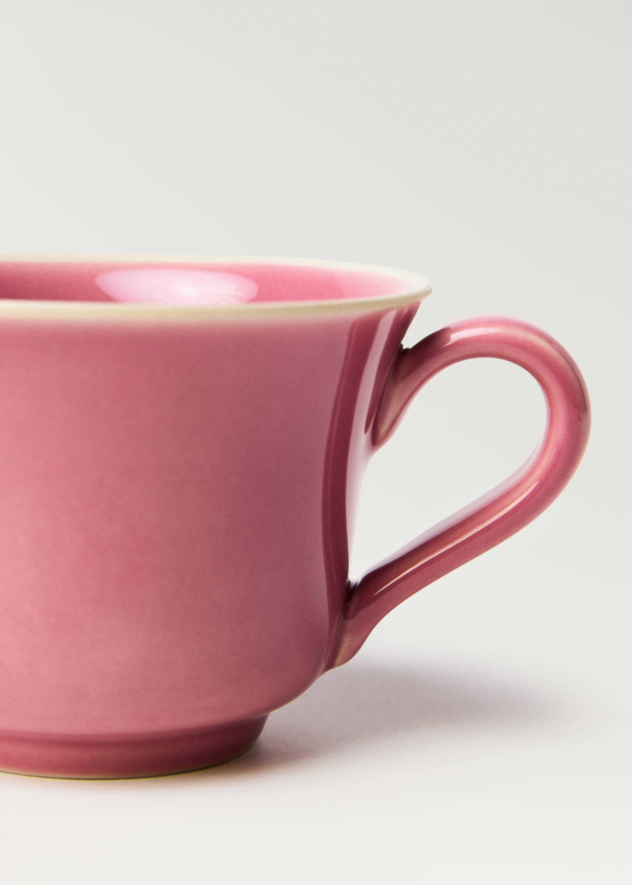 Teetasse aus Steingut mit wellenförmigem Rand - Detail des Artikels 2