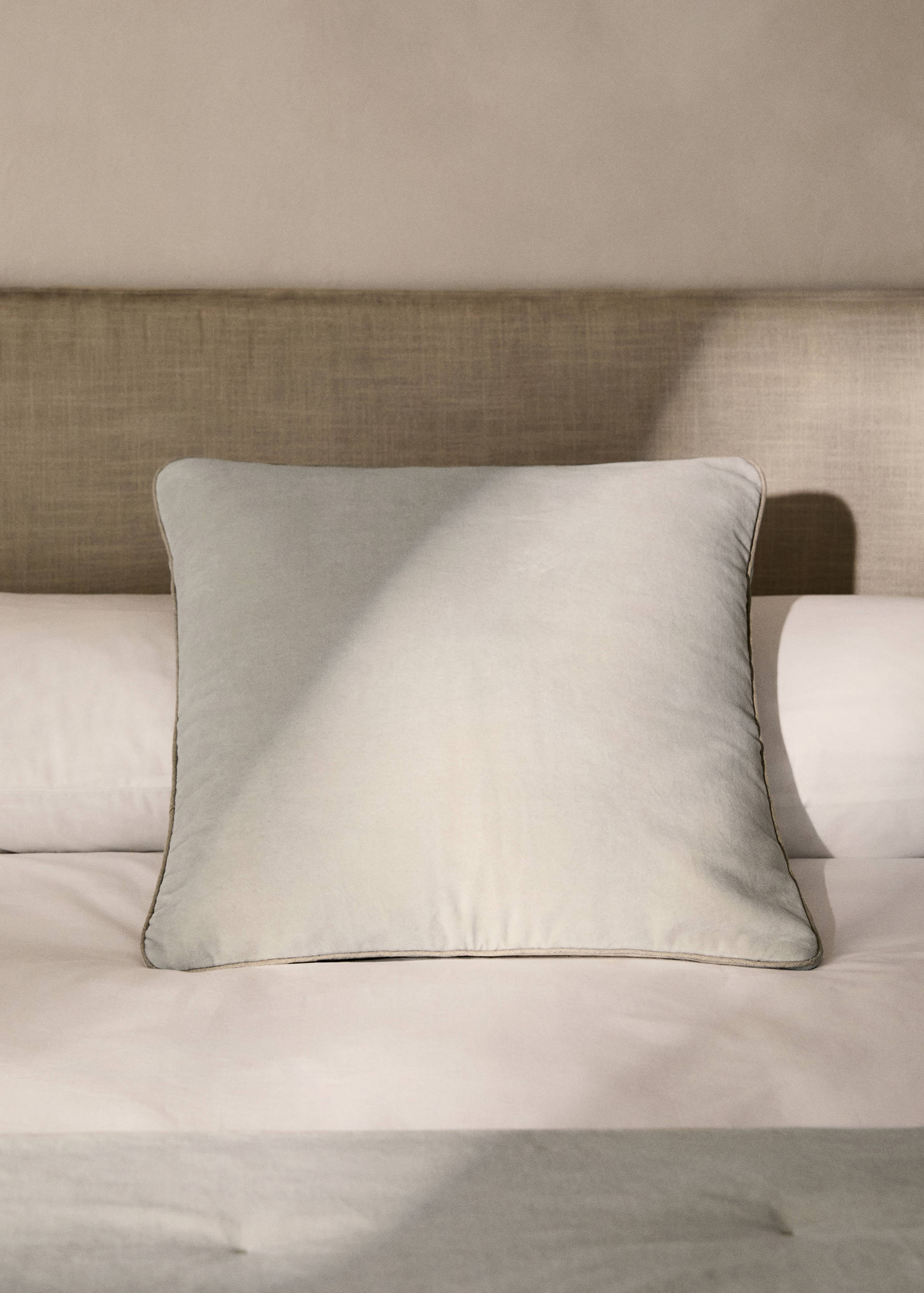Velvet cushion cover with seam detail 50x50 cm - General plane