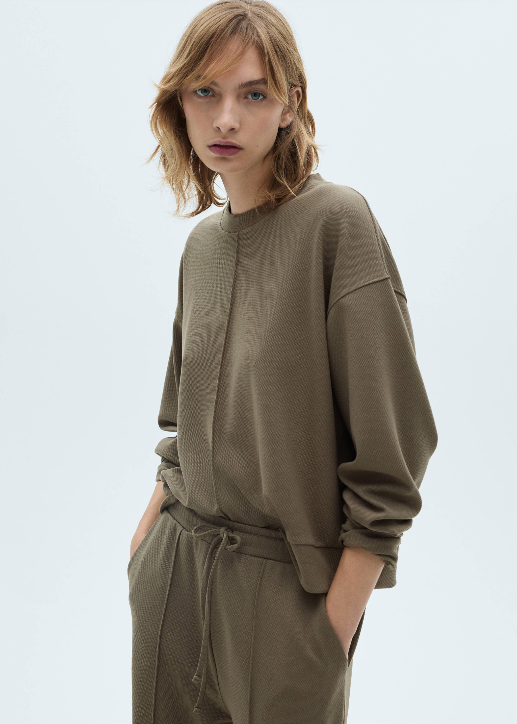 Sudadera cuello redondo detalle costura - Plano medio, Khaki. Ref: 87053281-00.