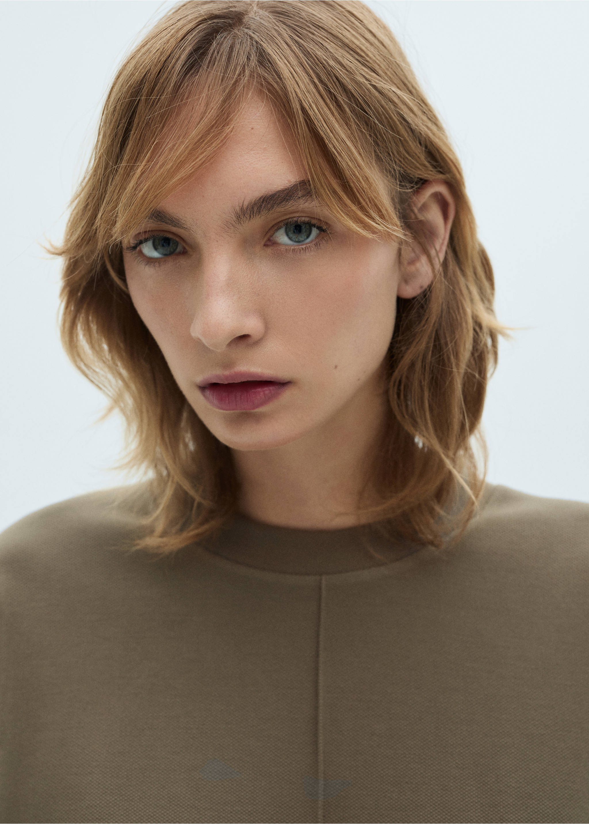 Sudadera cuello redondo detalle costura - Detalle del artículo 1, Khaki. Ref: 87053281-00.