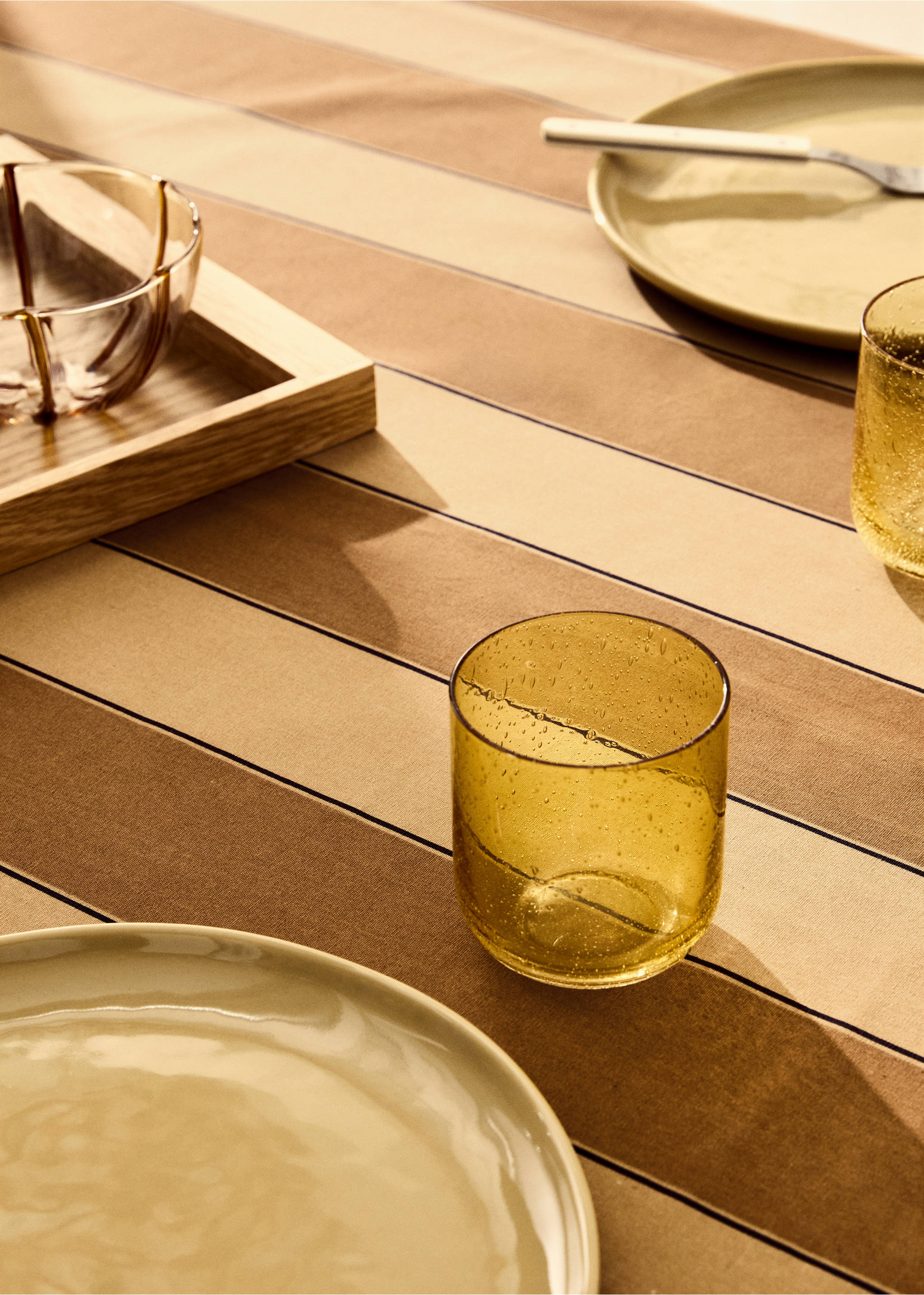 Cotton tablecloth with resin stripe for 6 to 8 diners - Details of the article 7, Mustard. Ref: 87053299-00.