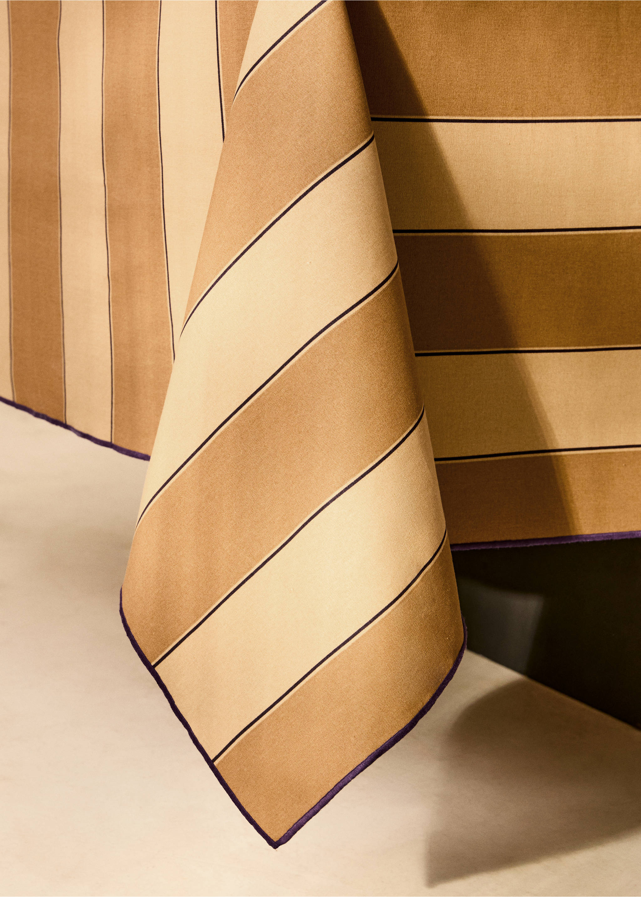 Cotton tablecloth with resin stripe for 6 to 8 diners - Details of the article 8, Mustard. Ref: 87053299-00.