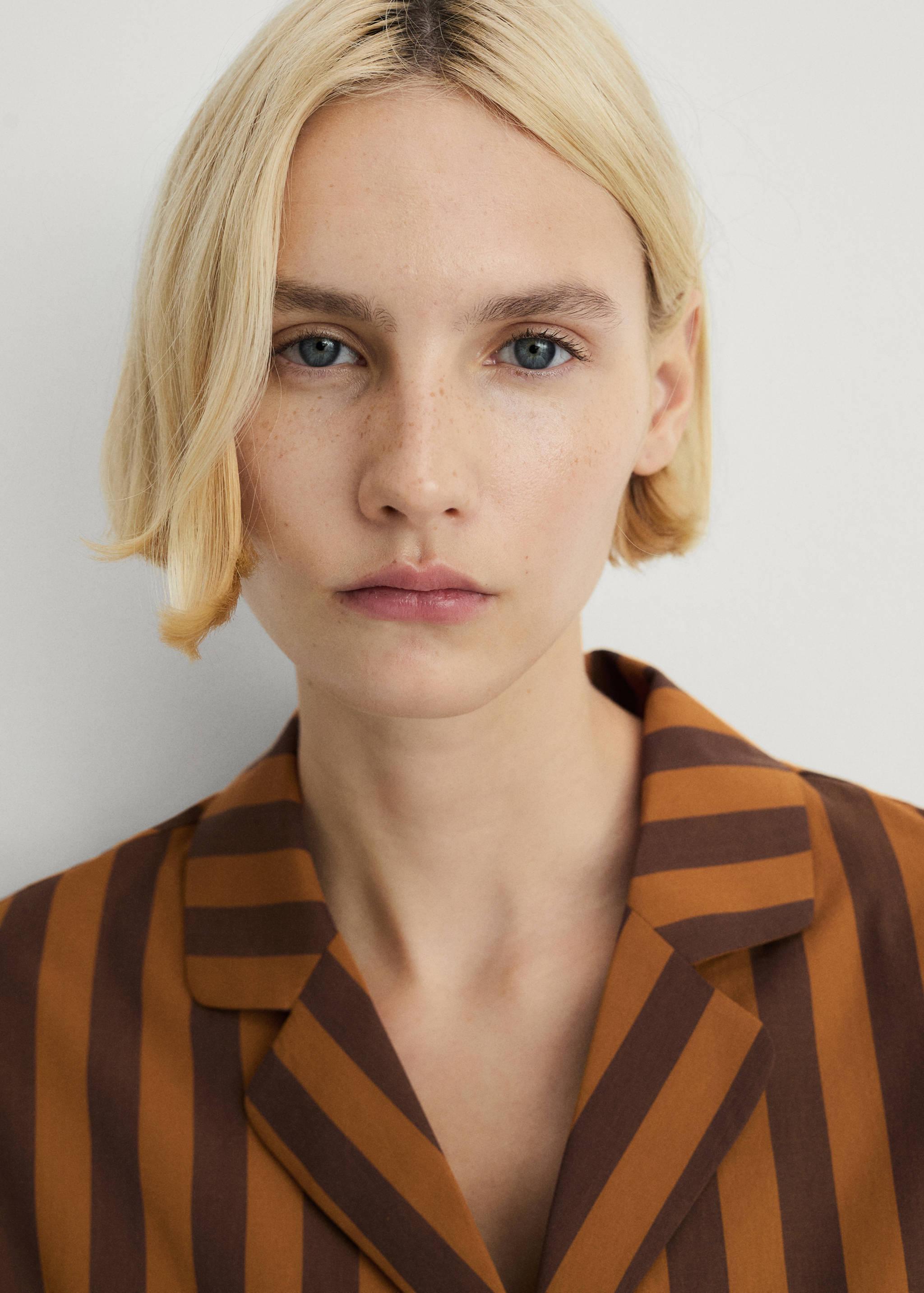 Two-tone woven striped short shirt - Details of the article 1