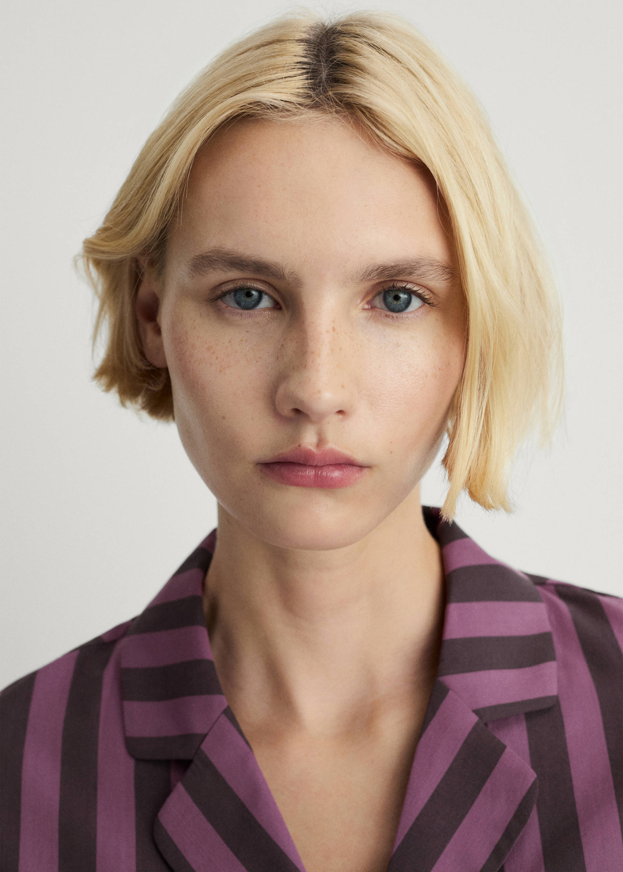 Two-tone woven striped short shirt - Details of the article 1