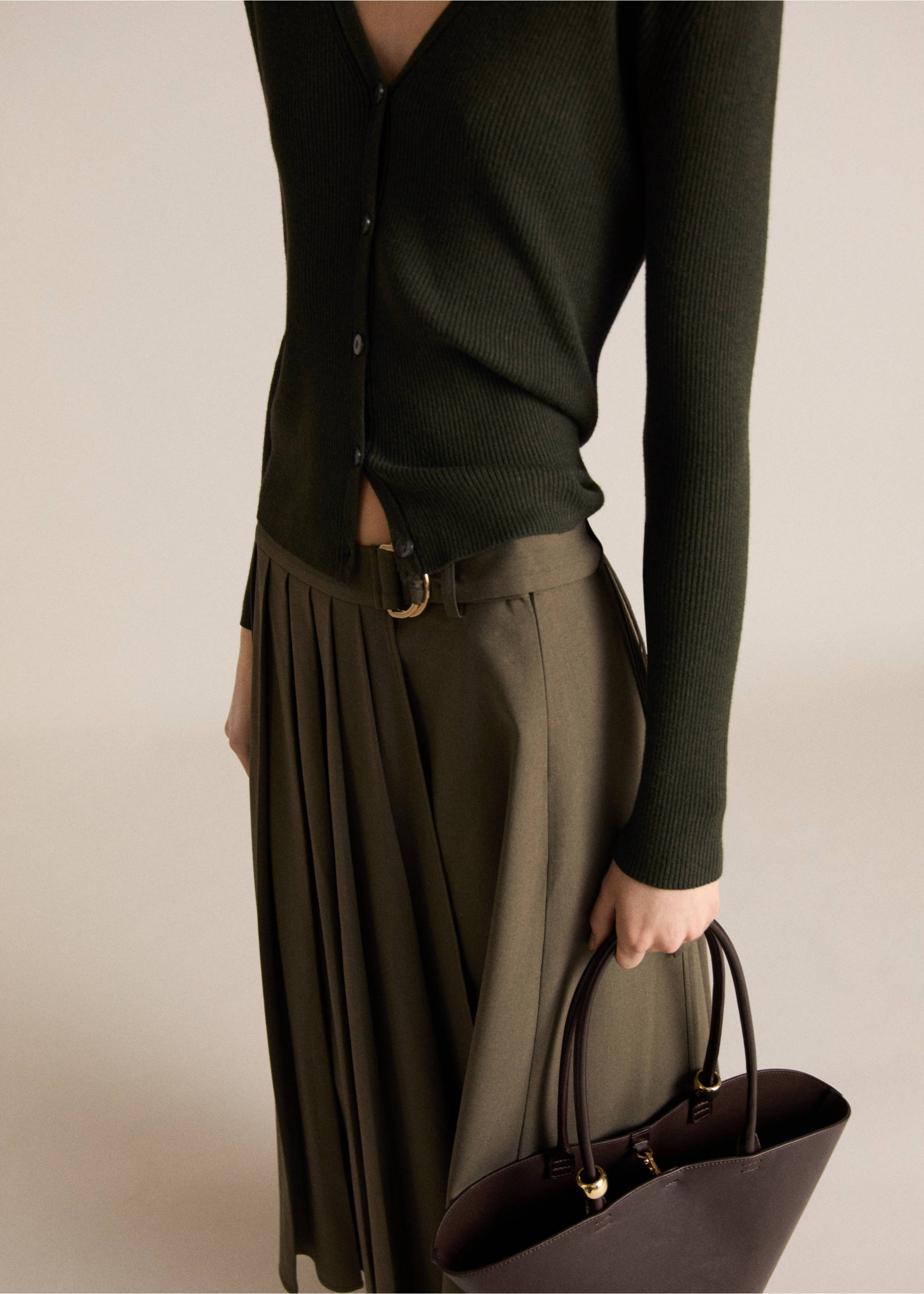 V-neck knitted cardigan - Details of the article 3, Khaki. Ref: 87054074-00.