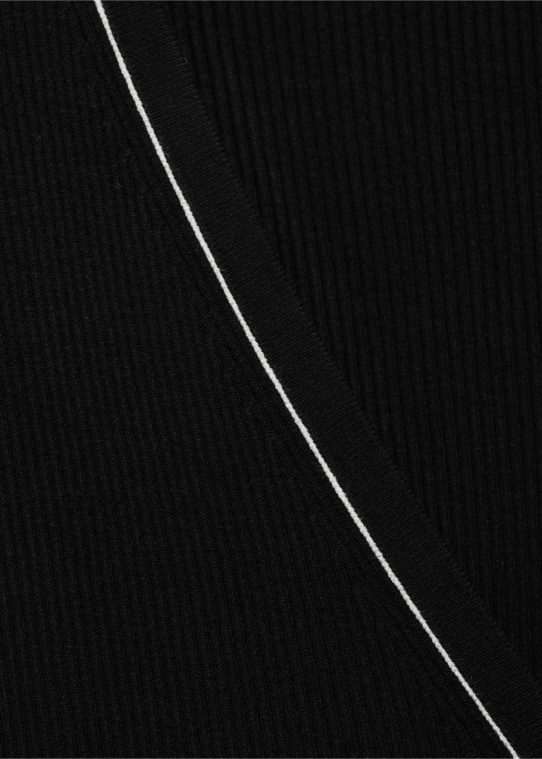 Strickcardigan mit V-Ausschnitt - Detail des Artikels 8, Schwarz. Ref: 87054074-00.