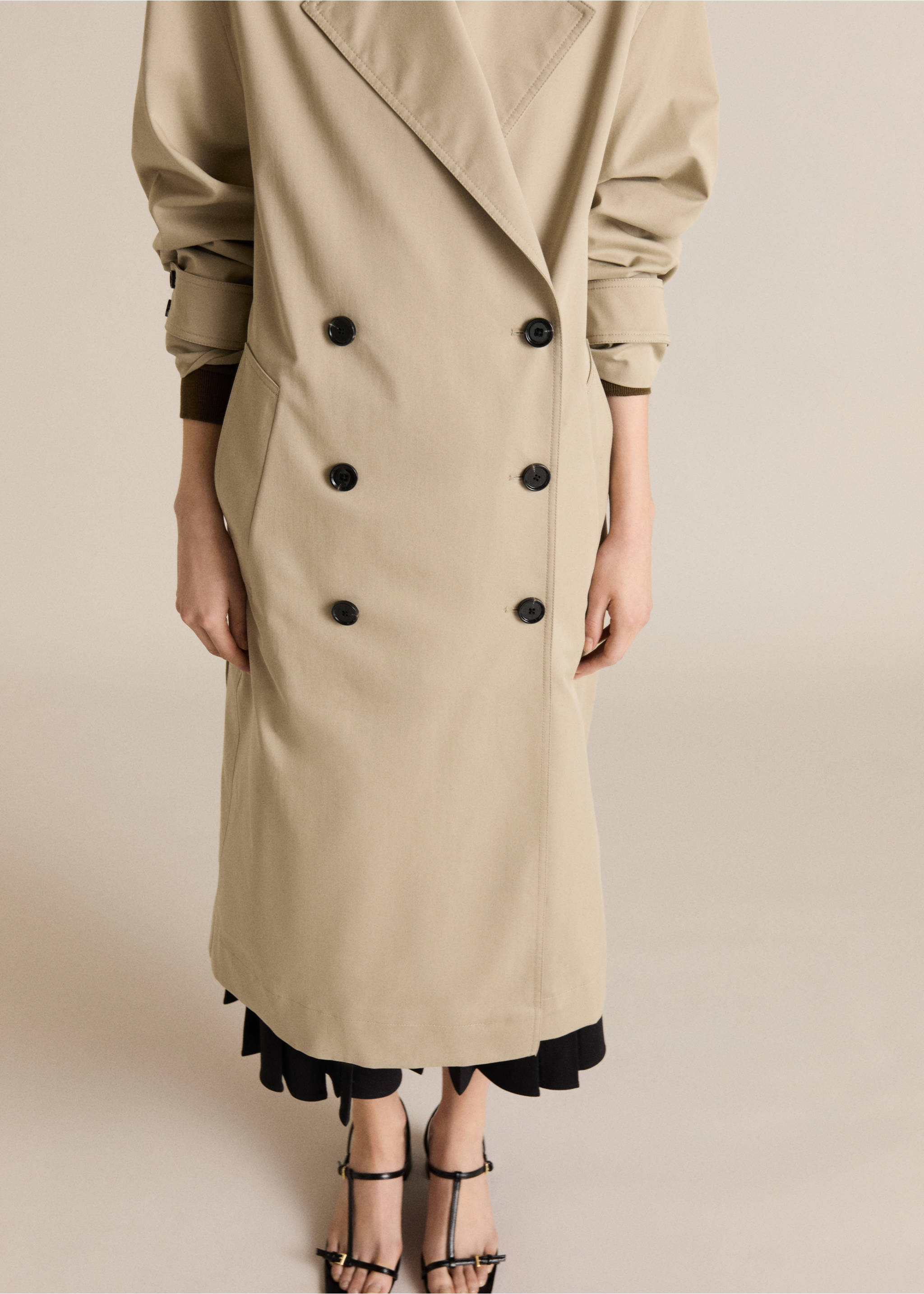 Langer zweireihiger Oversized-Trenchcoat - Mittlere Ansicht, Khaki. Ref: 87054076-00.