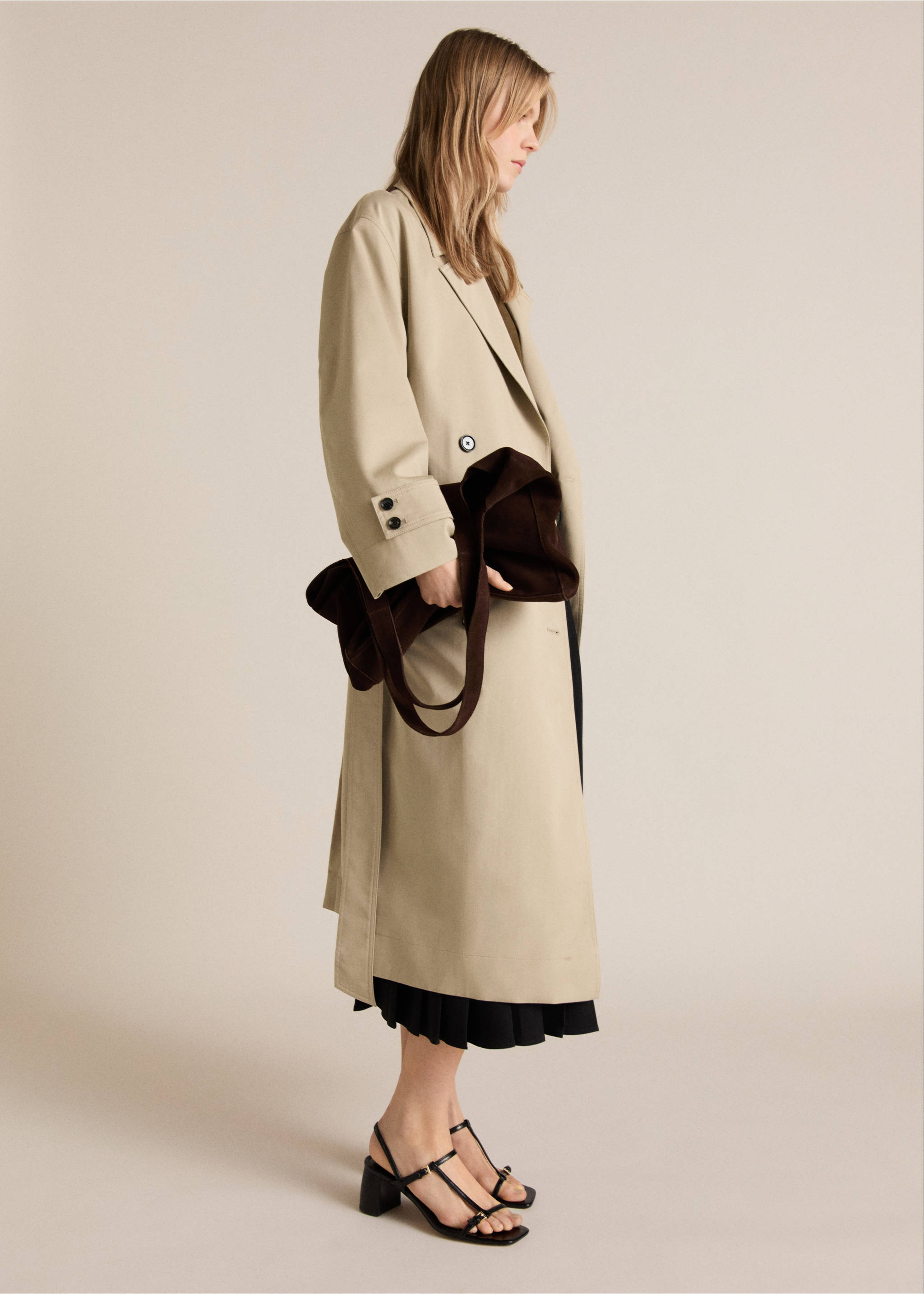 Langer zweireihiger Oversized-Trenchcoat - Detail des Artikels 2, Khaki. Ref: 87054076-00.