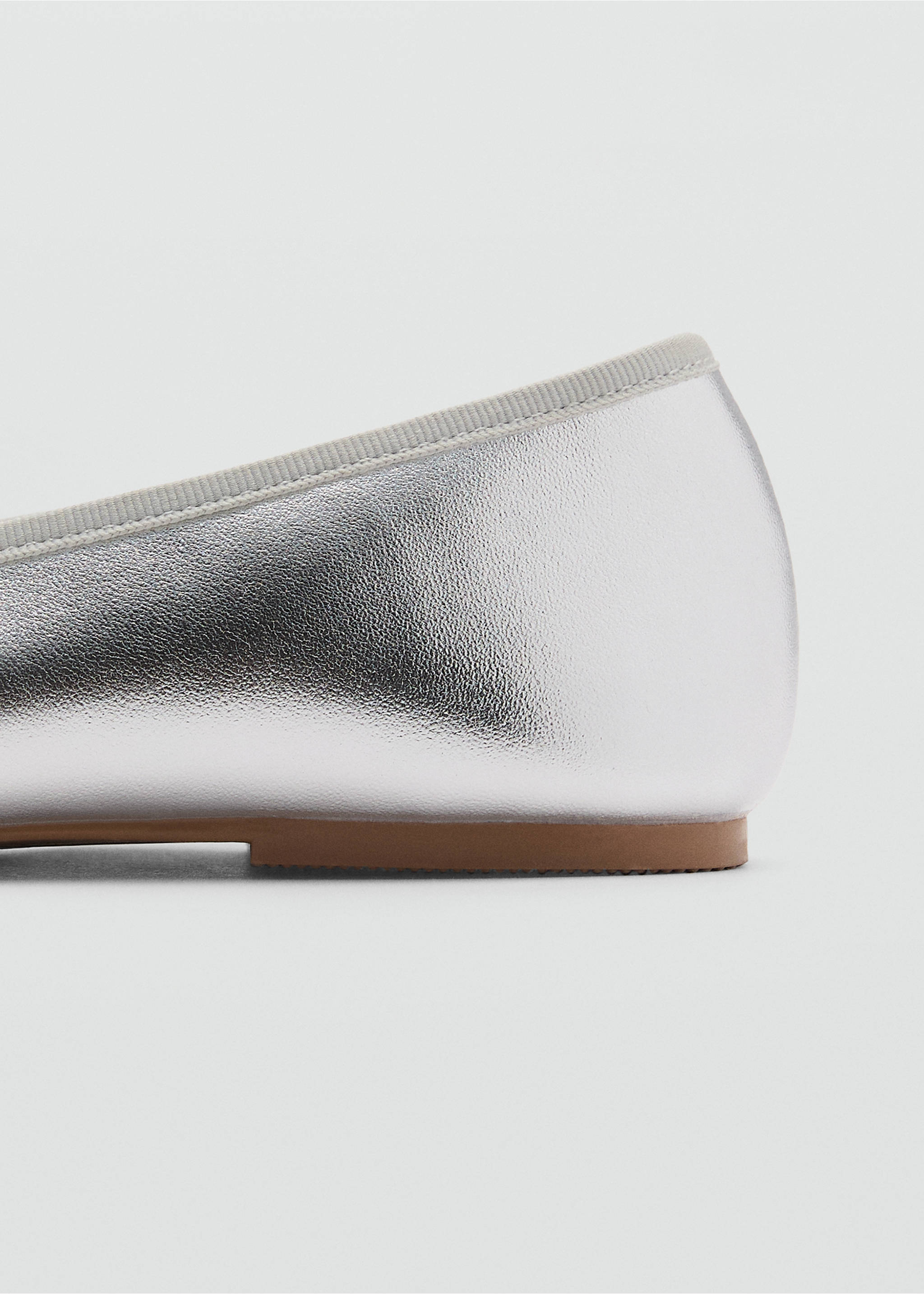 Metallisierte Ballerinas mit Schleife - Detail des Artikels 2, Silber. Ref: 87054080-00.