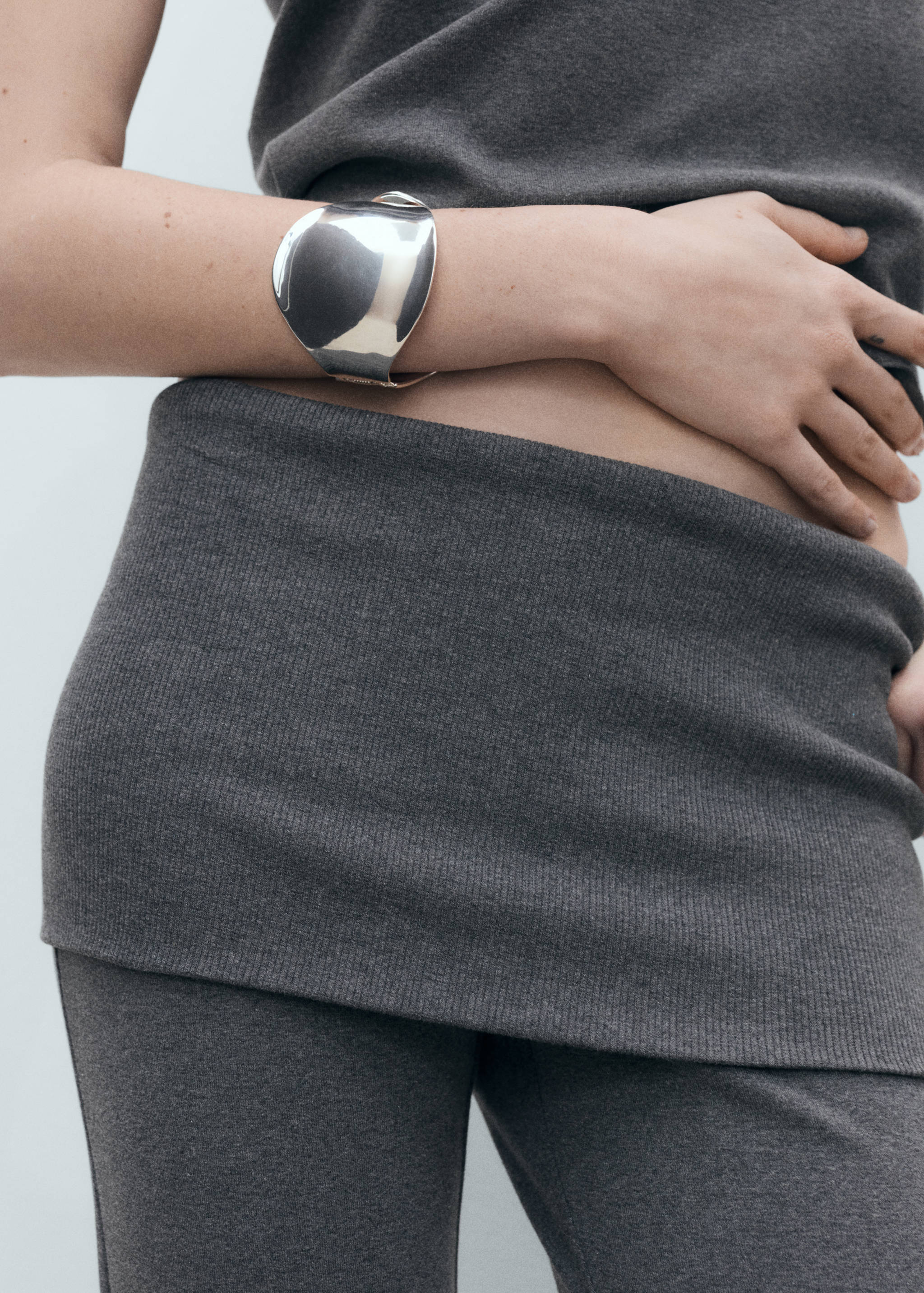 Ausgestellte Hose mit umgeschlagenem Bund - Detail des Artikels 6