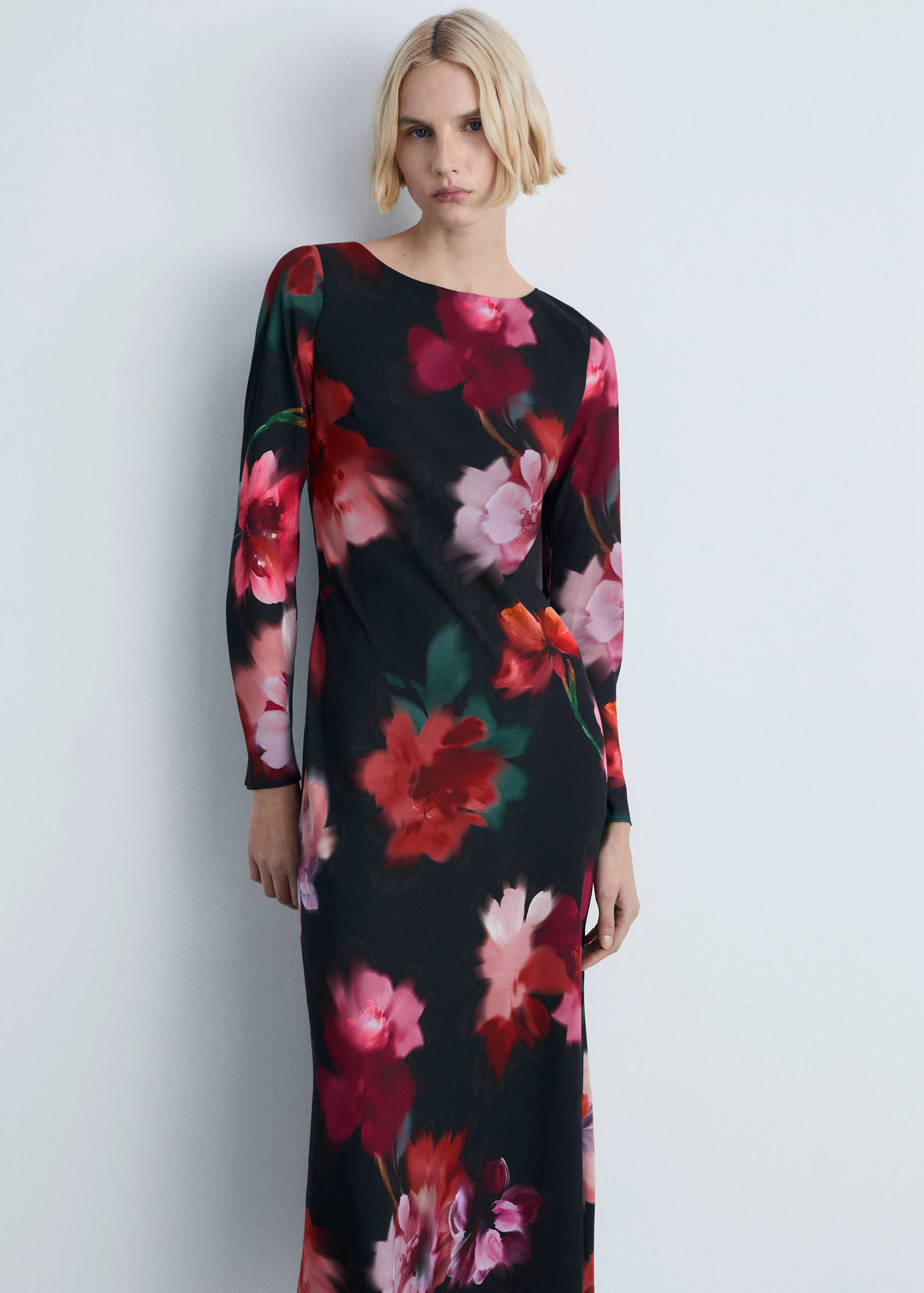 Robe midi en imprimé fleuri - Plan moyen