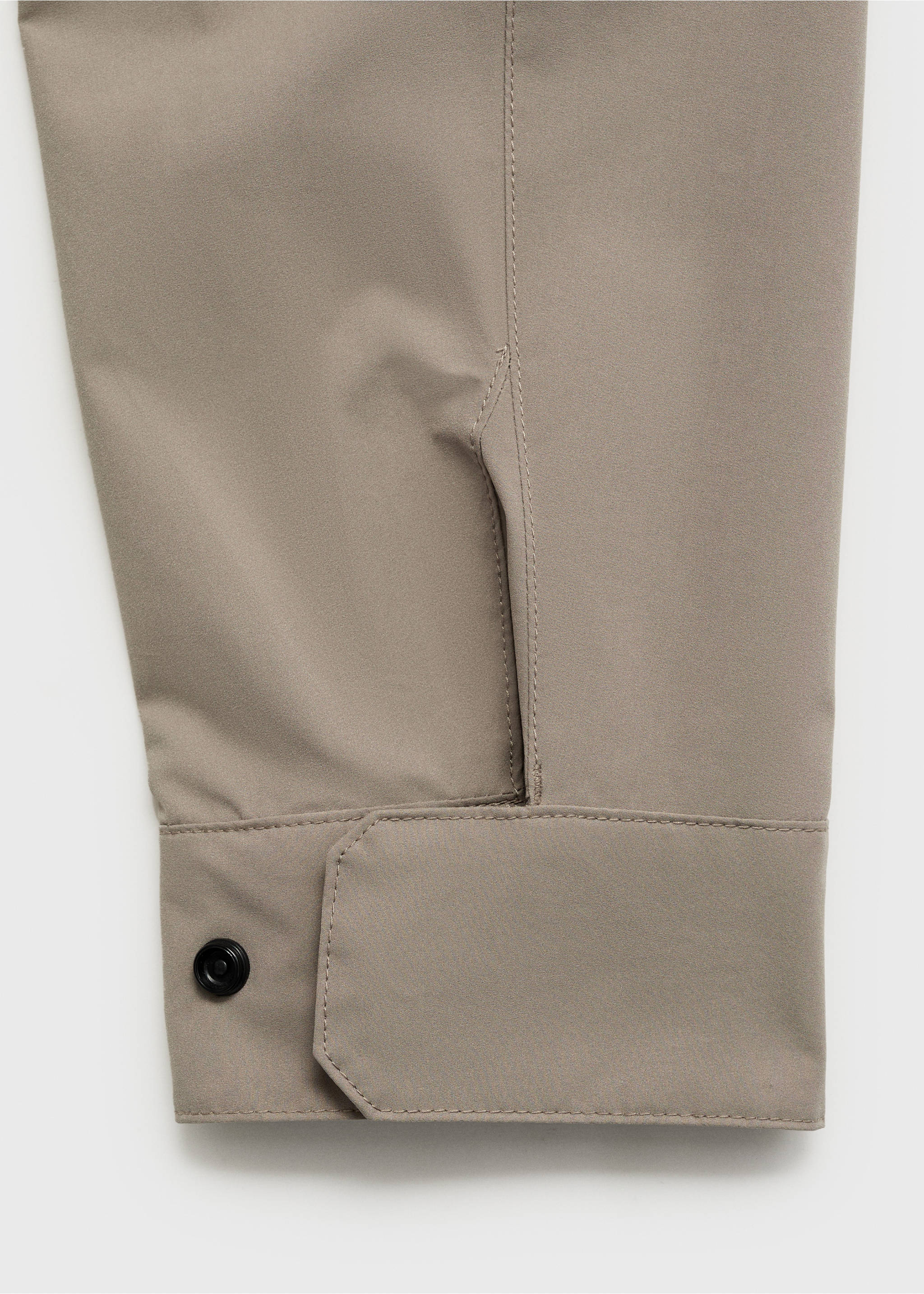 Wasserabweisende Jacke mit Taschen - Detail des Artikels 8, Mittelbraun. Ref: 87054389-00.