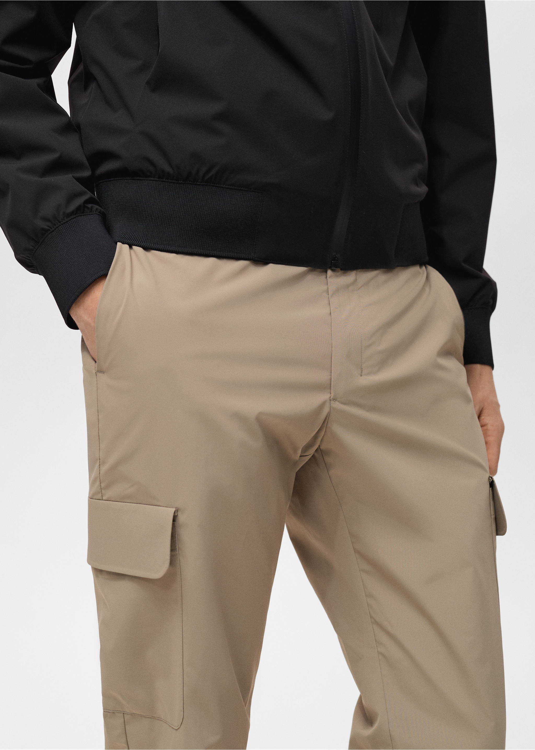 Wärmeregulierende Carghose aus Comfort-Stretch-Gewebe - Detail des Artikels 1, Mittelbraun. Ref: 87054390-00.