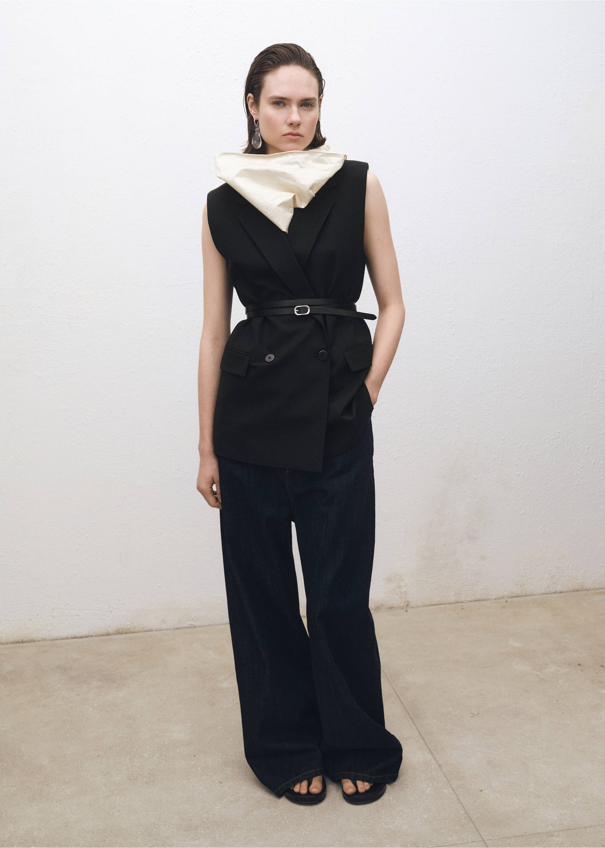 Wool-blend vest with lapels - General plane, Black. Ref: 87054426-00.
