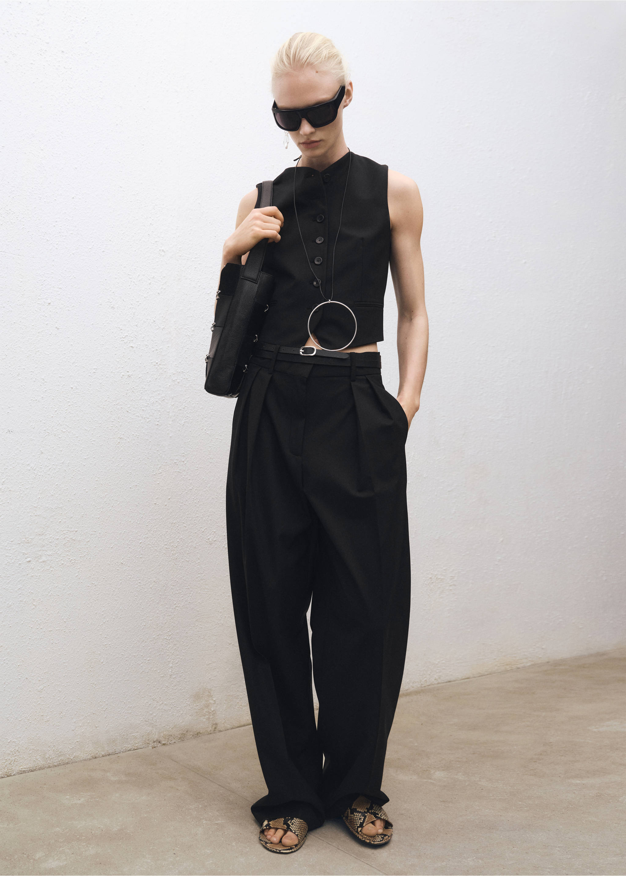 Wool-blend suit waistcoat - Details of the article 2, Black. Ref: 87054427-00.