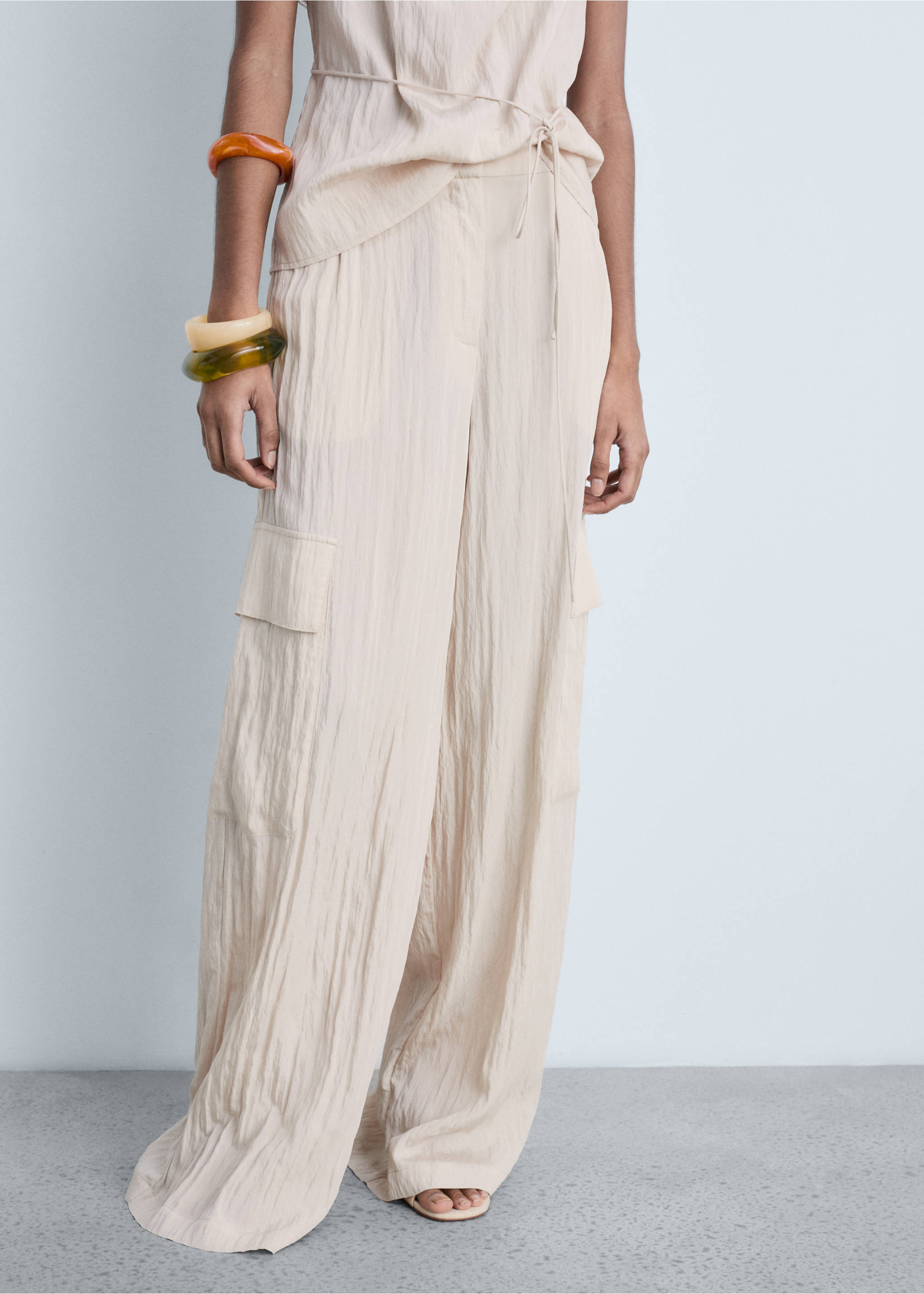 Pantalón cargo textura - Plano medio, Arena. Ref: 87054778-00.