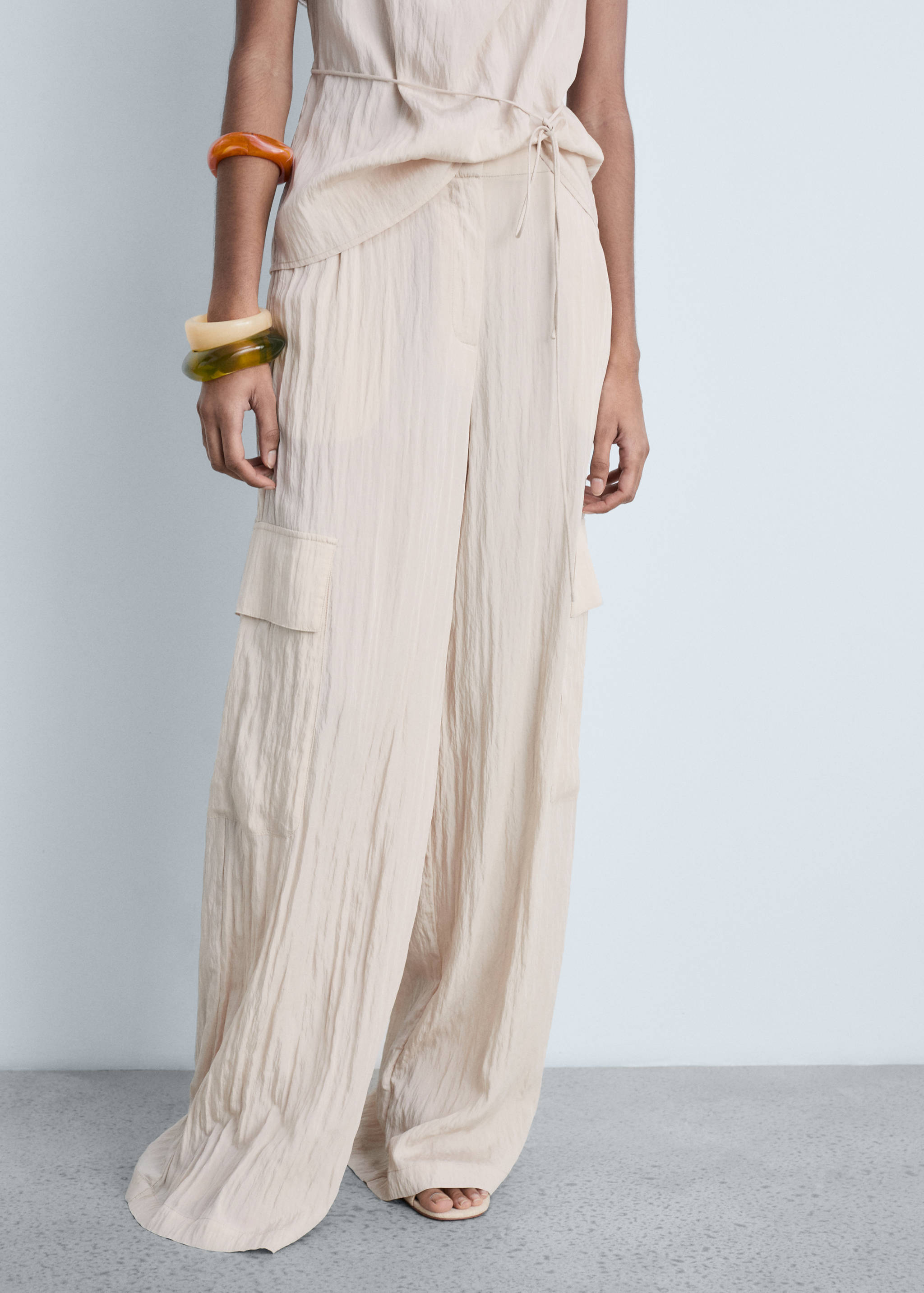 Pantalón cargo textura - Plano medio