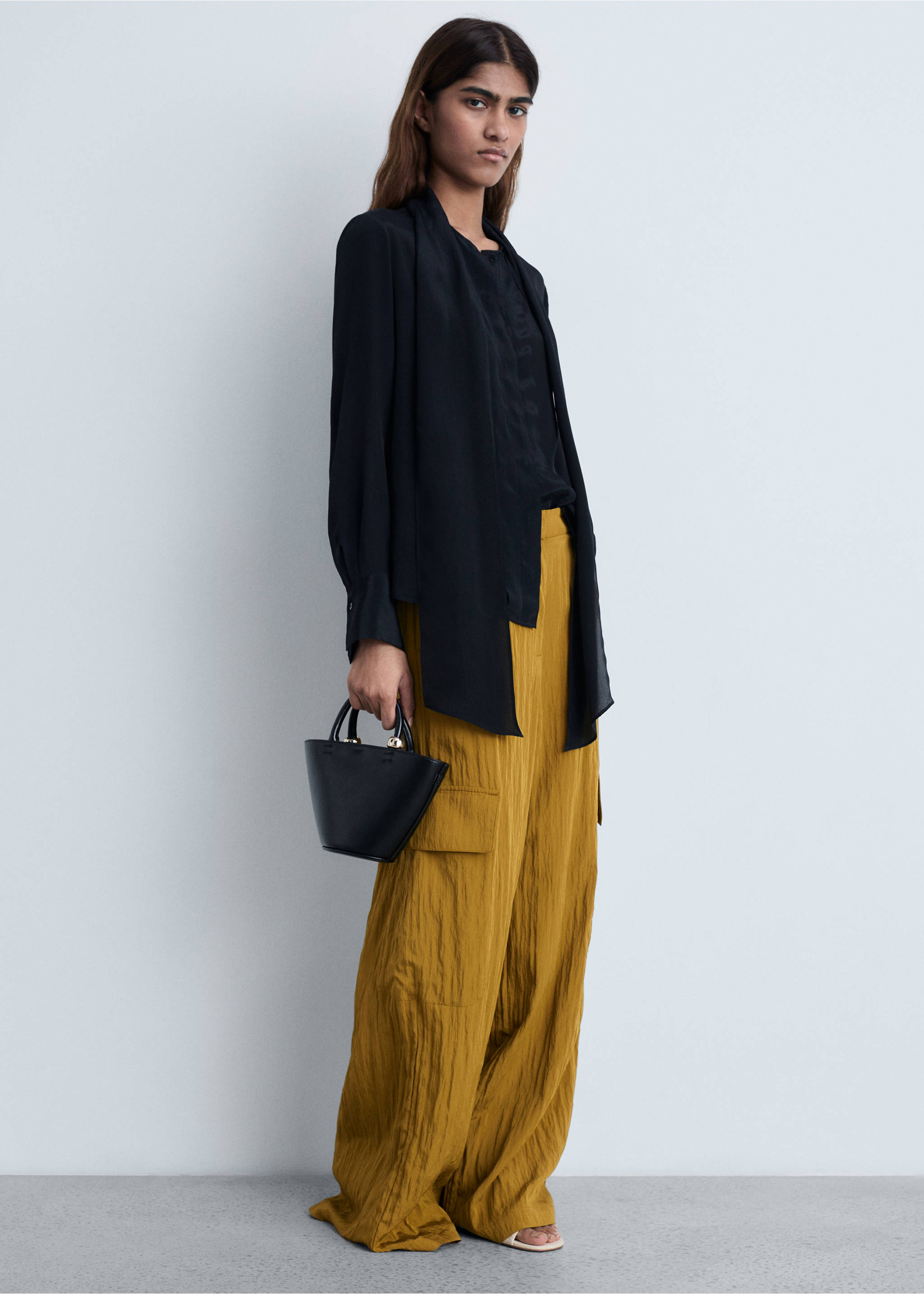 Textured cargo trousers - Details of the article 2, Olive Green. Ref: 87054778-00.