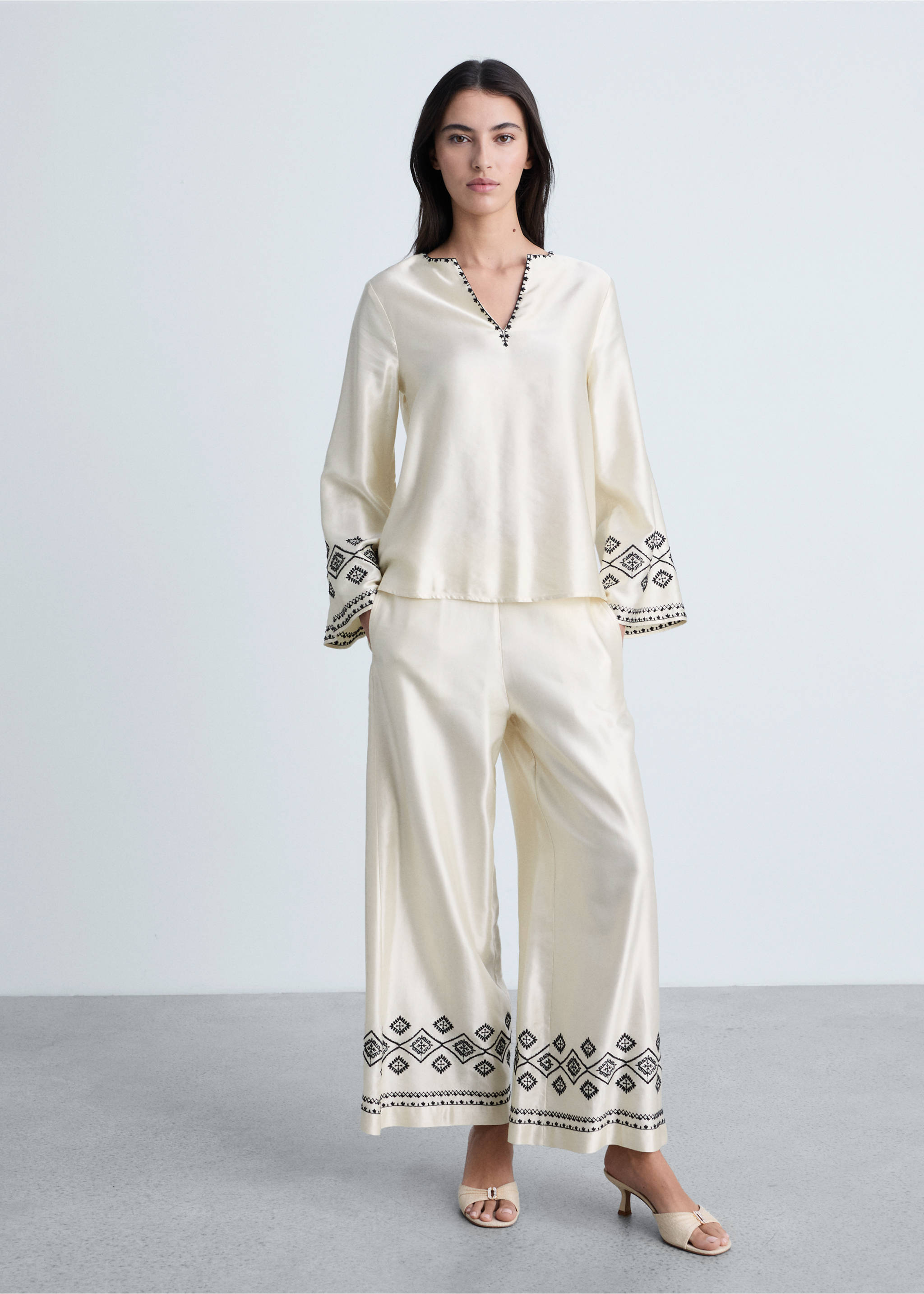Satinierter Bluse mit Stickerei - Allgemeine Ansicht, Ecru. Ref: 87054779-00.