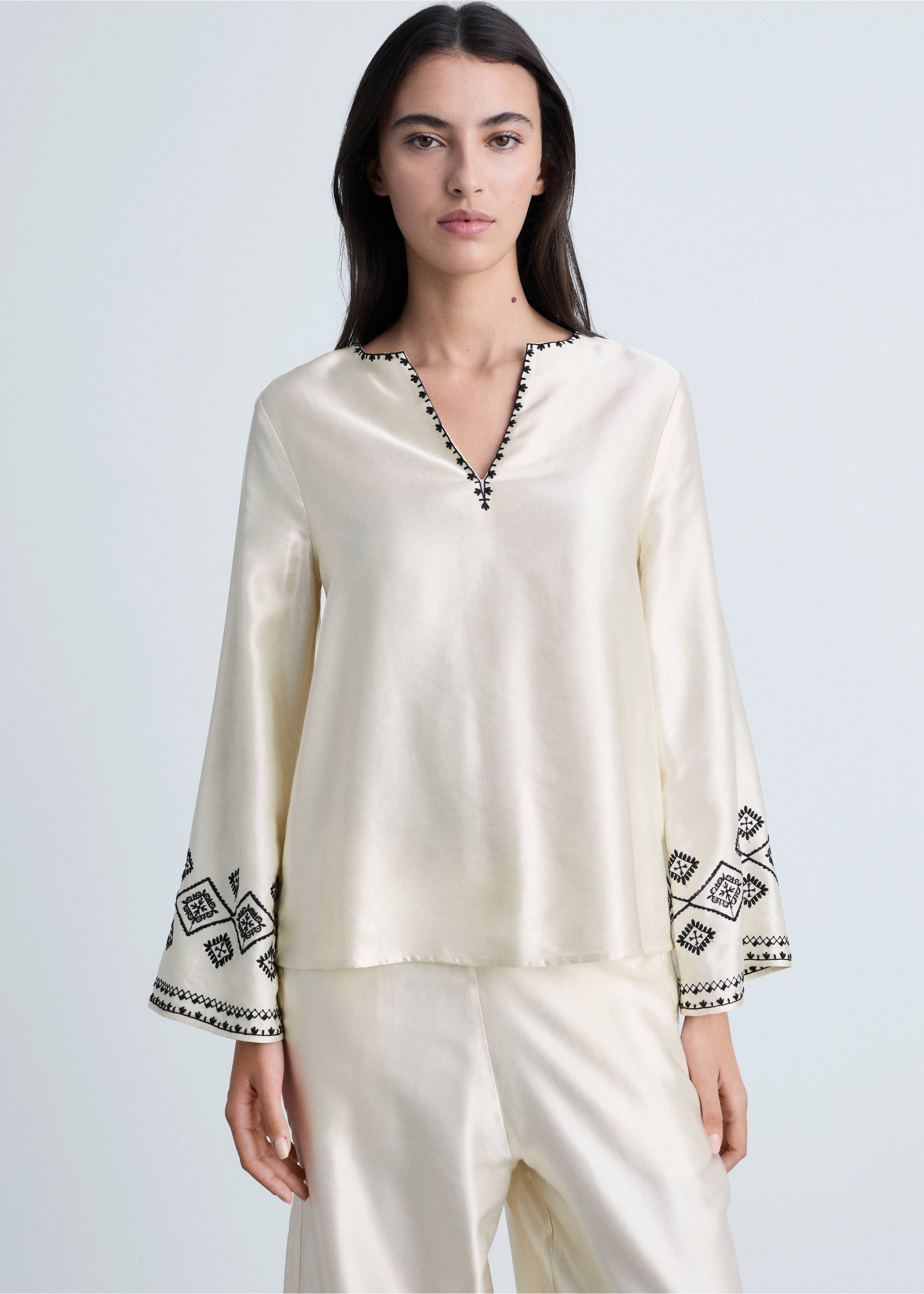 Satinierter Bluse mit Stickerei - Mittlere Ansicht, Ecru. Ref: 87054779-00.