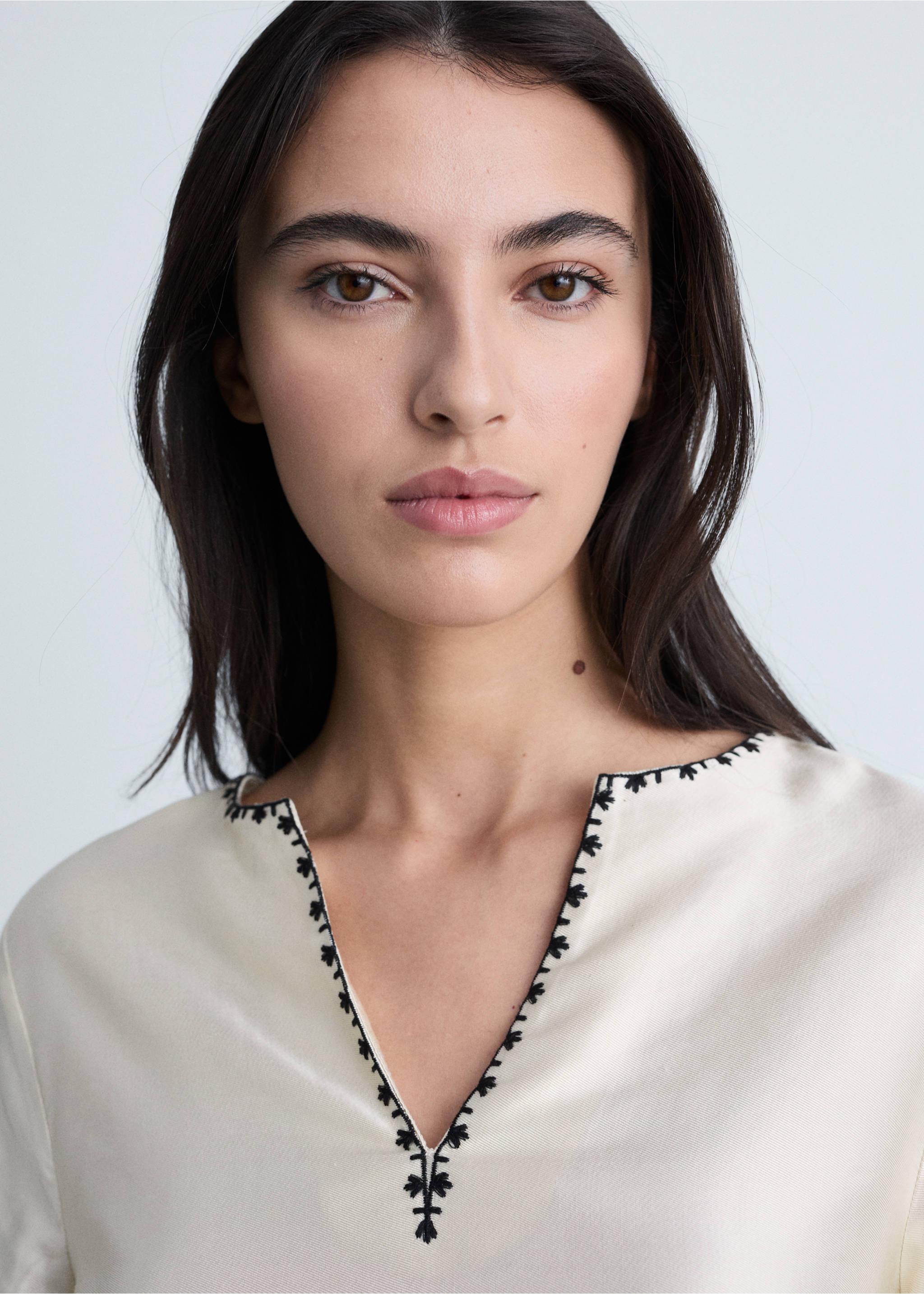Satinierter Bluse mit Stickerei - Detail des Artikels 1, Ecru. Ref: 87054779-00.