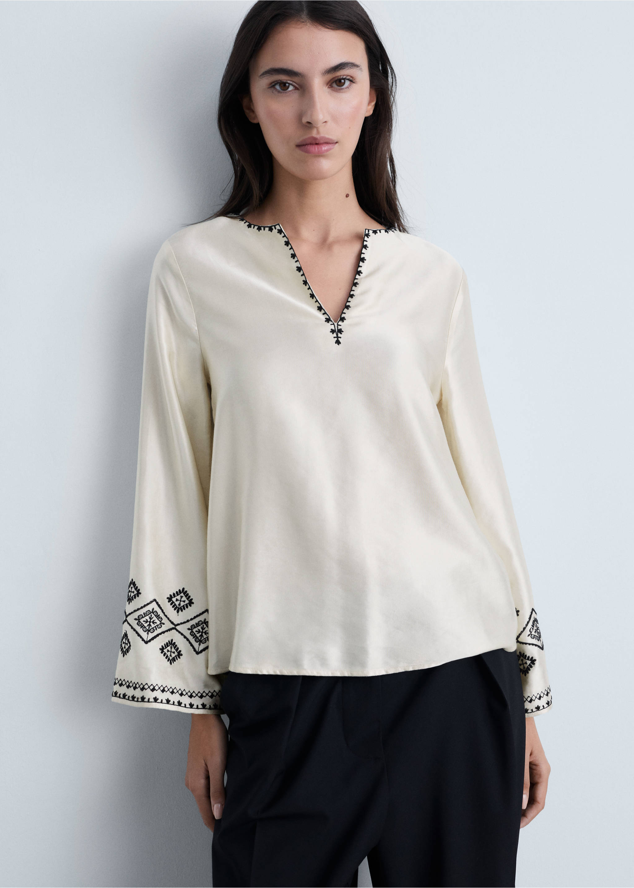 Satinierter Bluse mit Stickerei - Detail des Artikels 2, Ecru. Ref: 87054779-00.