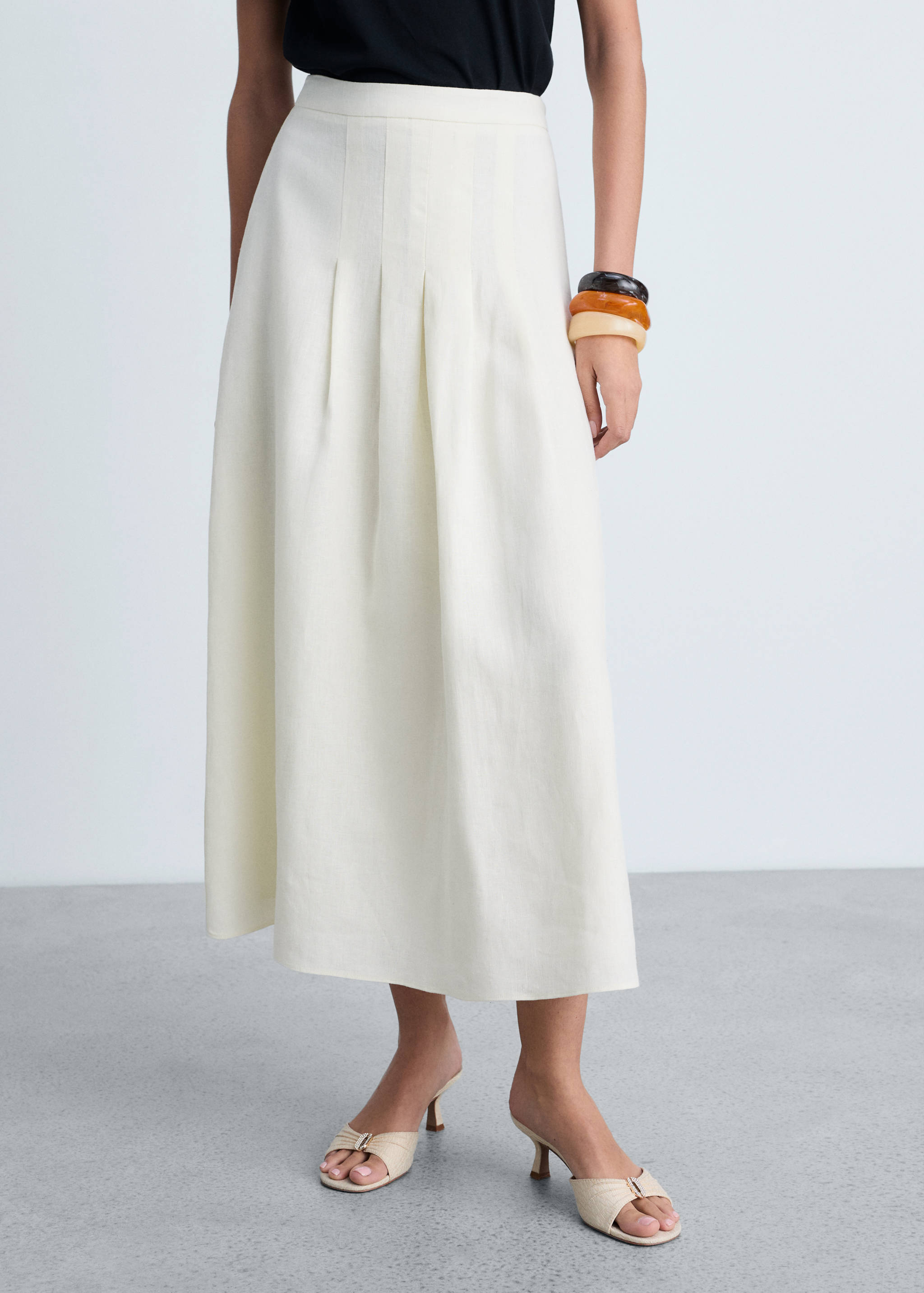 Langt linskjørt med folder - Halvtotal bildeutsnitt