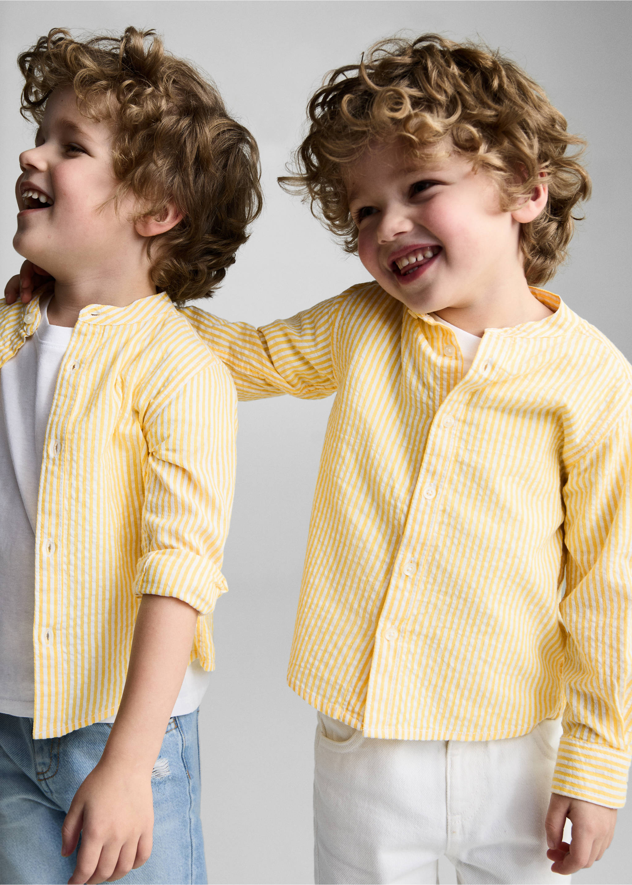 Fijngestreepte blouse - Detail van het artikel 4, Pastelgeel. Ref: 87054783-00.
