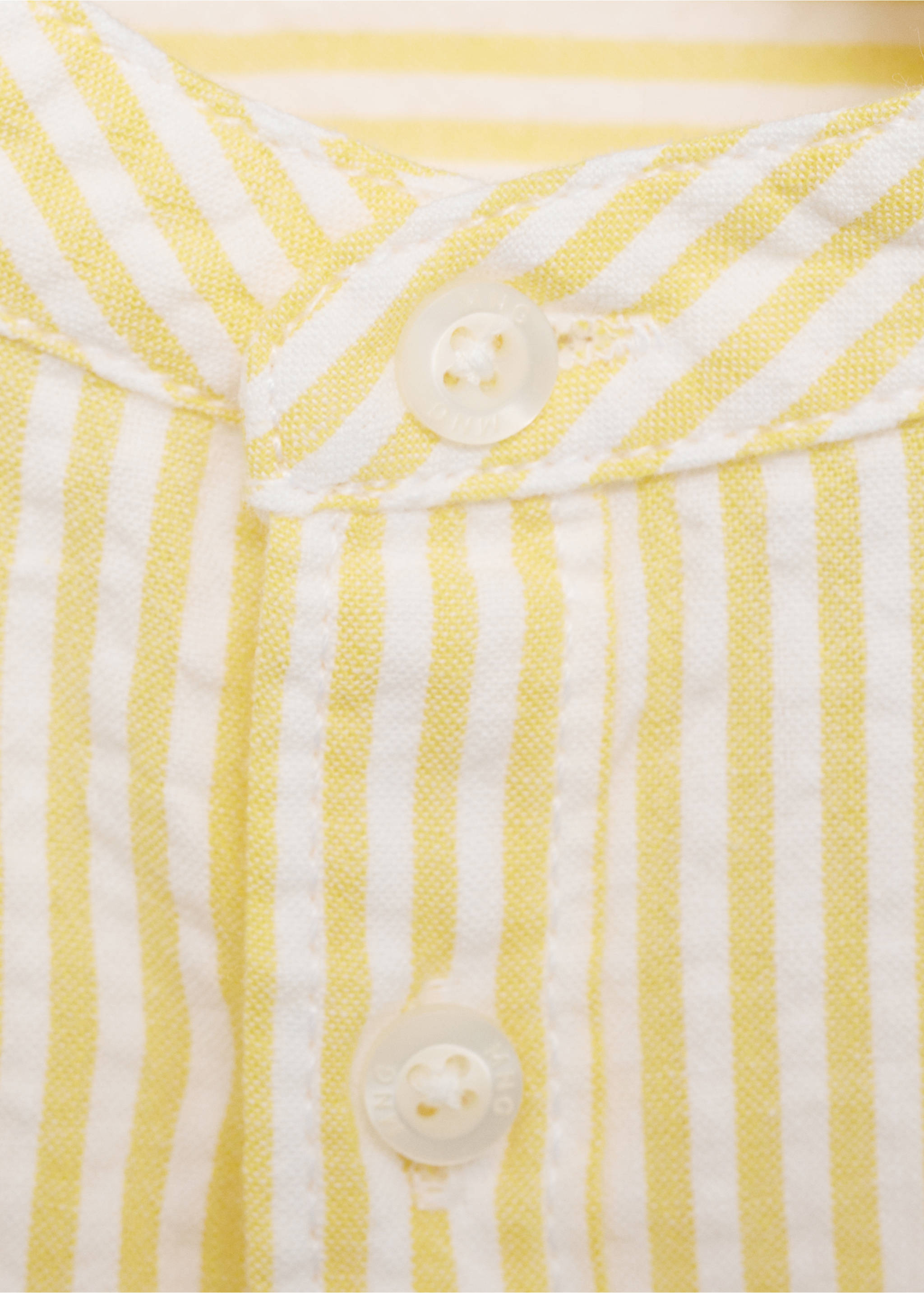 Fijngestreepte blouse - Detail van het artikel 8, Pastelgeel. Ref: 87054783-00.