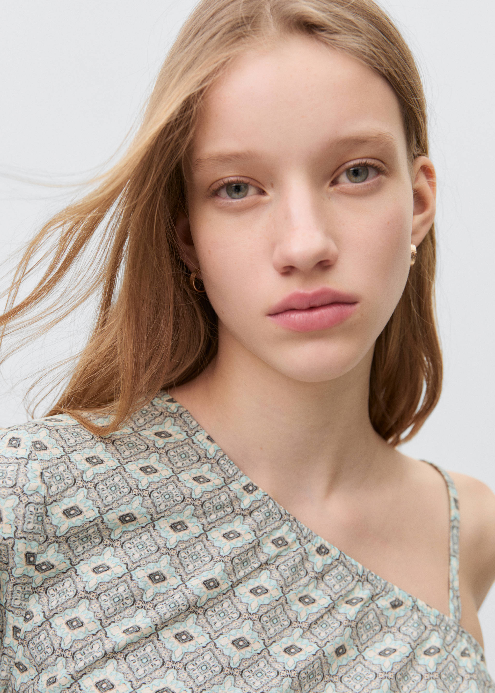 Asymmetrical printed blouse - Details of the article 1